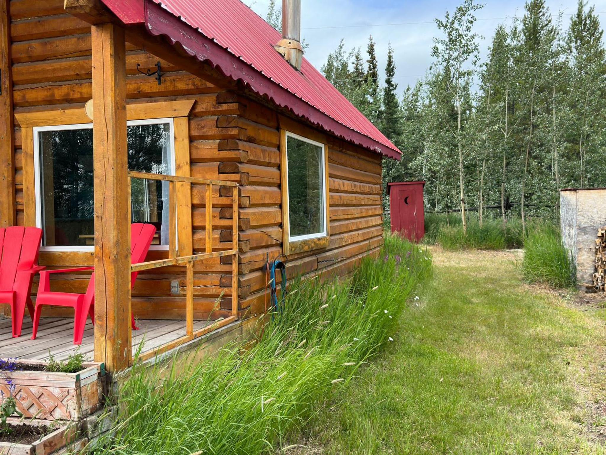 Dry Log Cabin with Mountain Views