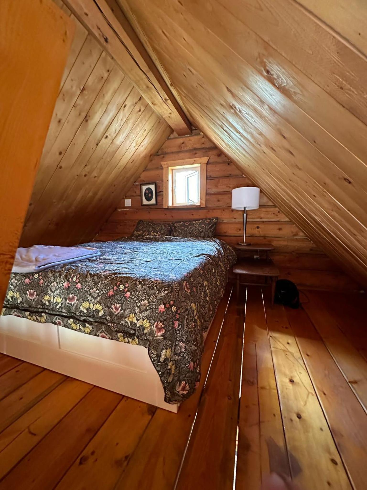 Dry Log Cabin with Mountain Views