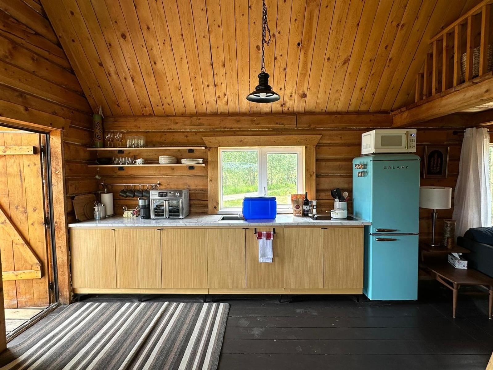 Dry Log Cabin with Mountain Views