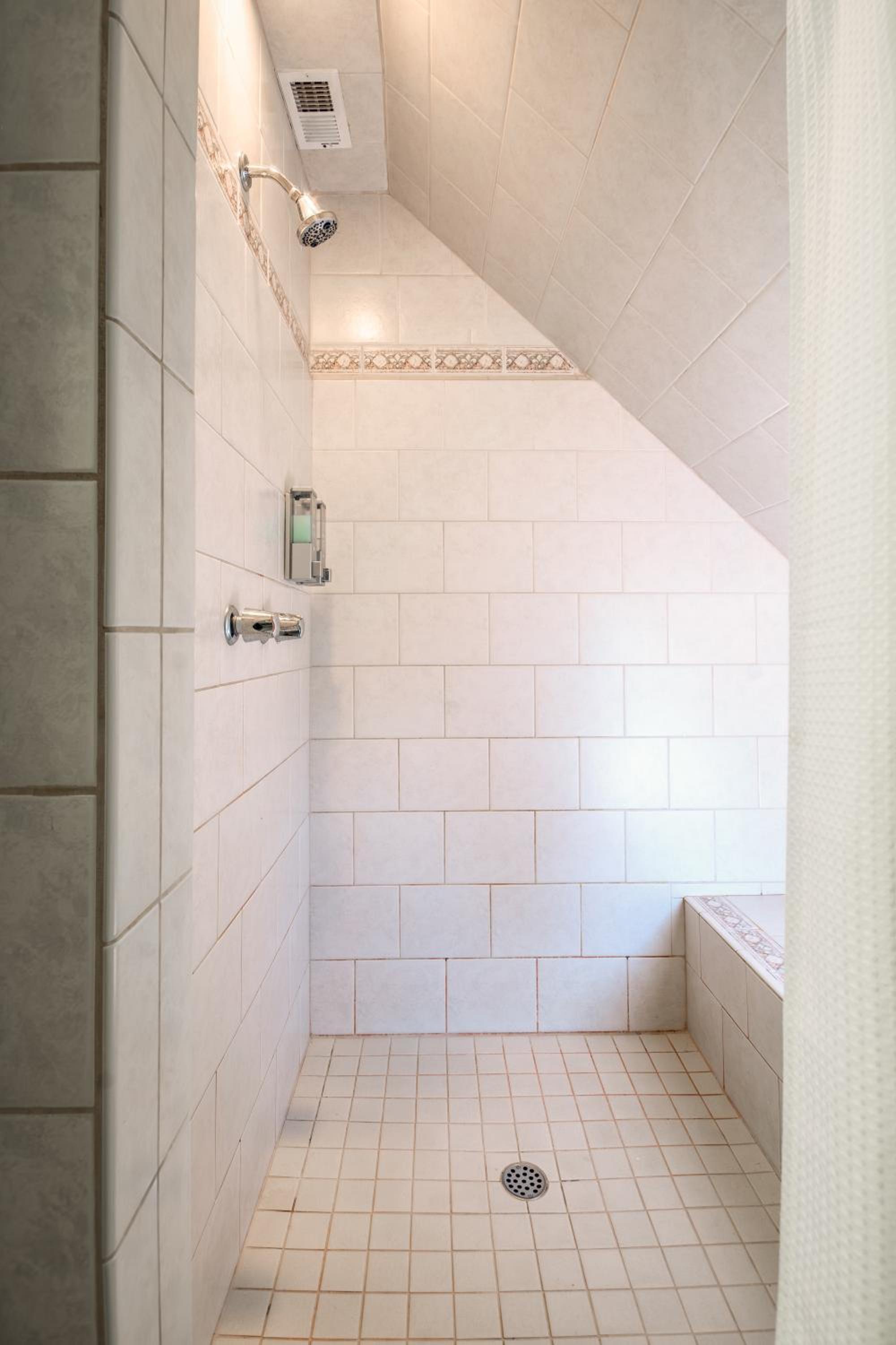 Maui Vacations - Cedar Gables Inn - Property Image 1