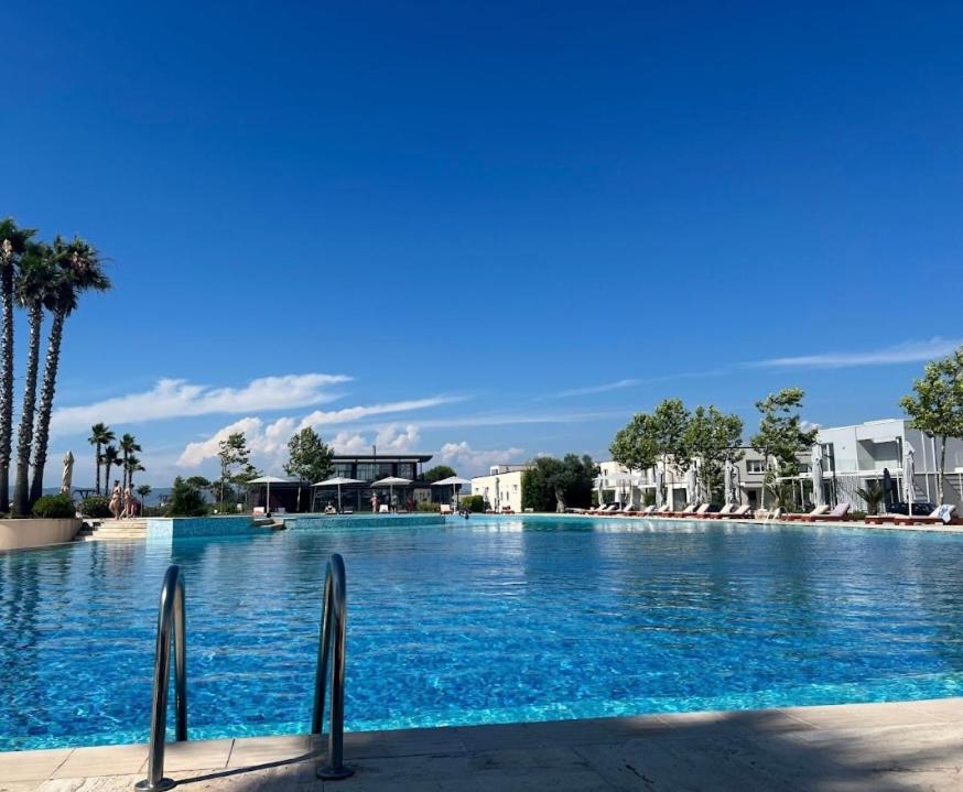 Tale beachfront flat photo 2