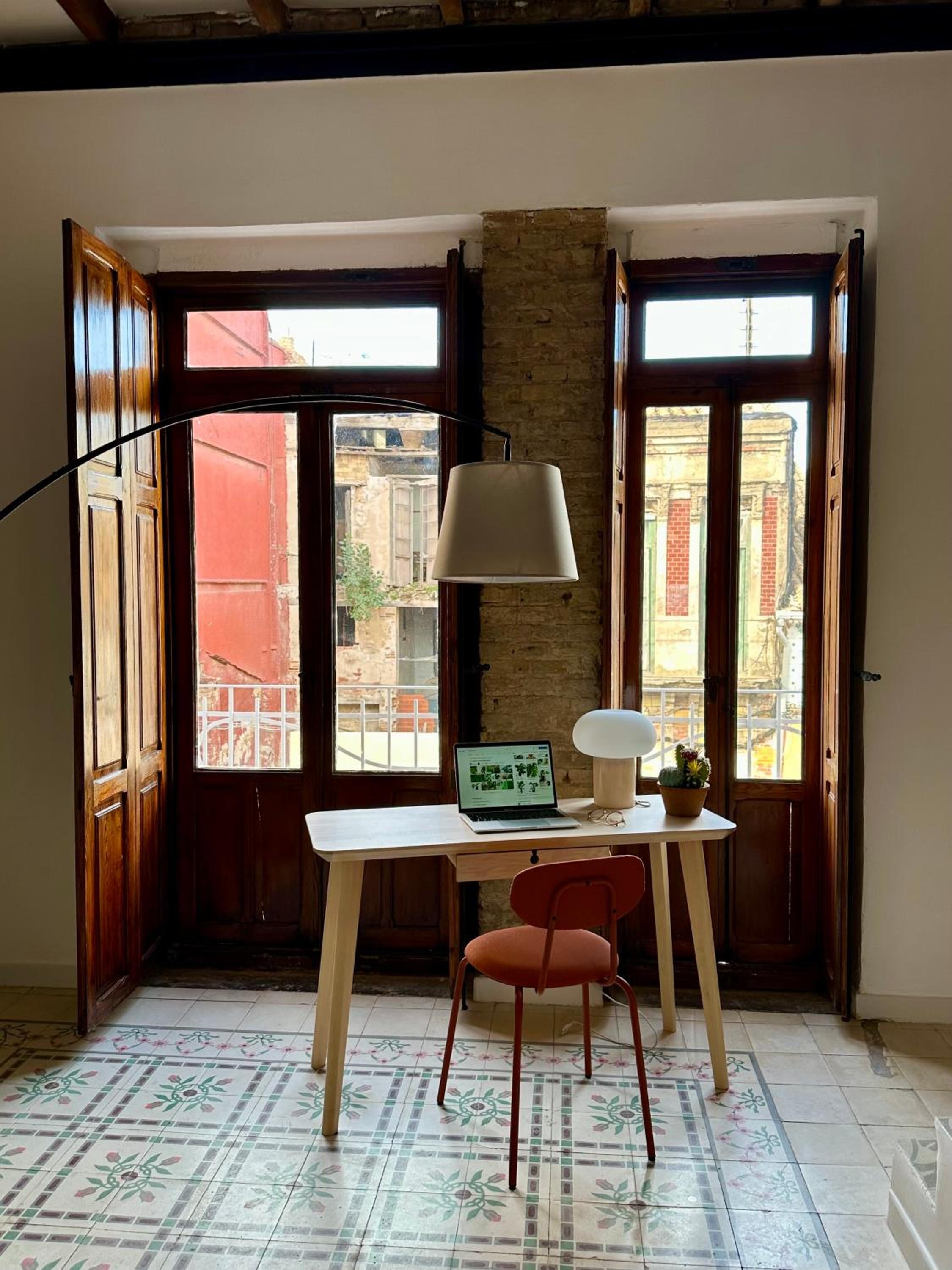 Artisan Haven: El Cabanyal Oasis