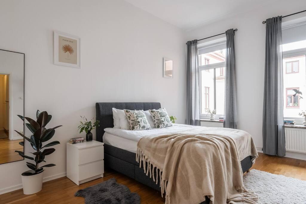 Large Central Gothenburg 2bd Apt