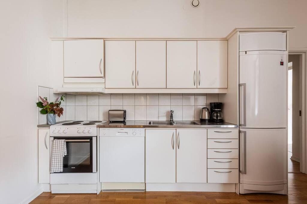 Large Central Gothenburg 2bd Apt