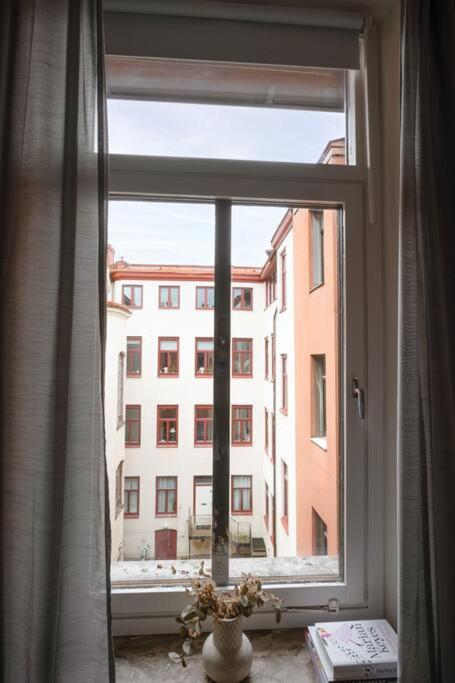 Large Central Gothenburg 2bd Apt