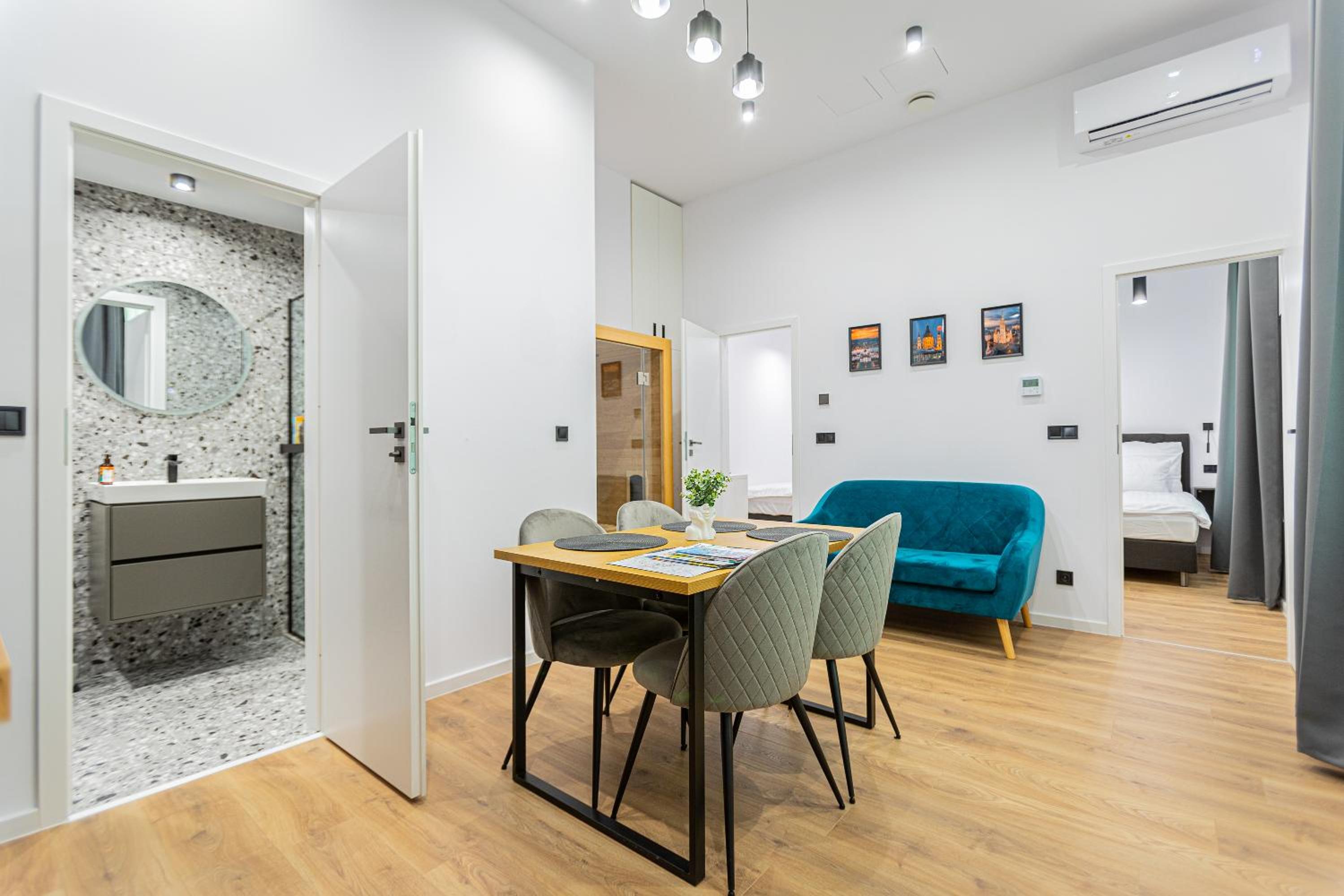 Deluxe4 Apartment with 2 ROOMS next to the Synagogue FREE AIR CONDITIONER, SAUNA view 3