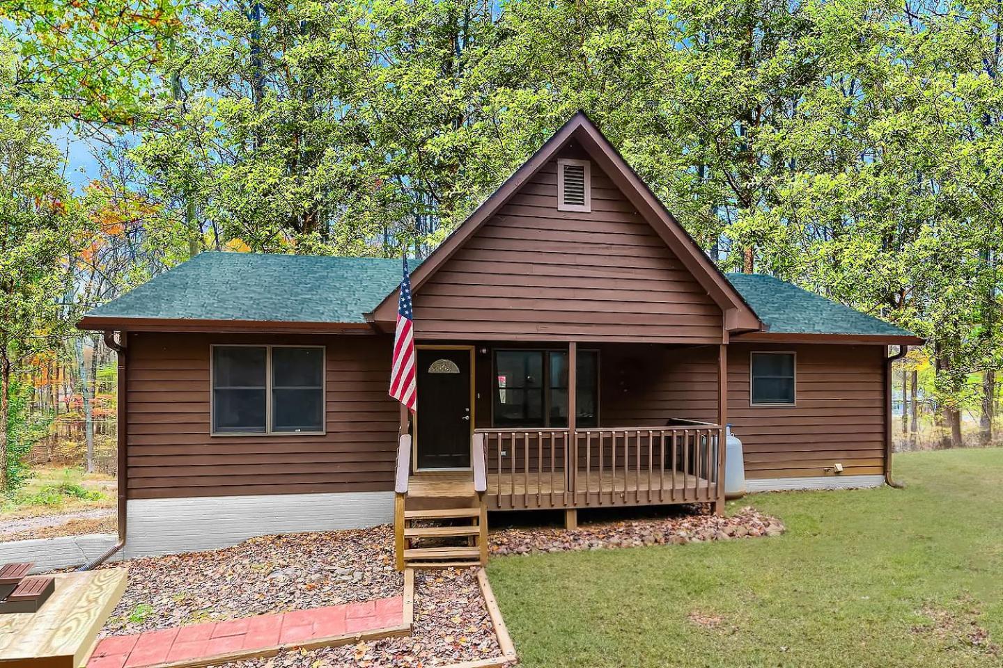 Hot Tub, Deck&Grill, Game Room, WiFi at Cute Cabin