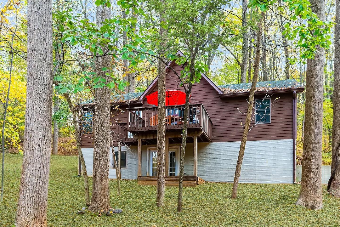 3BR cabin w hot tub & game room