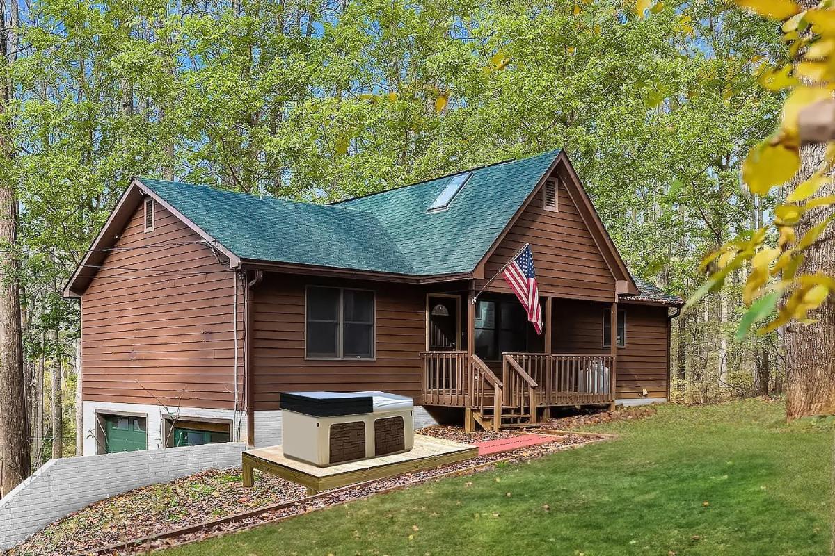 3BR cabin w hot tub & game room