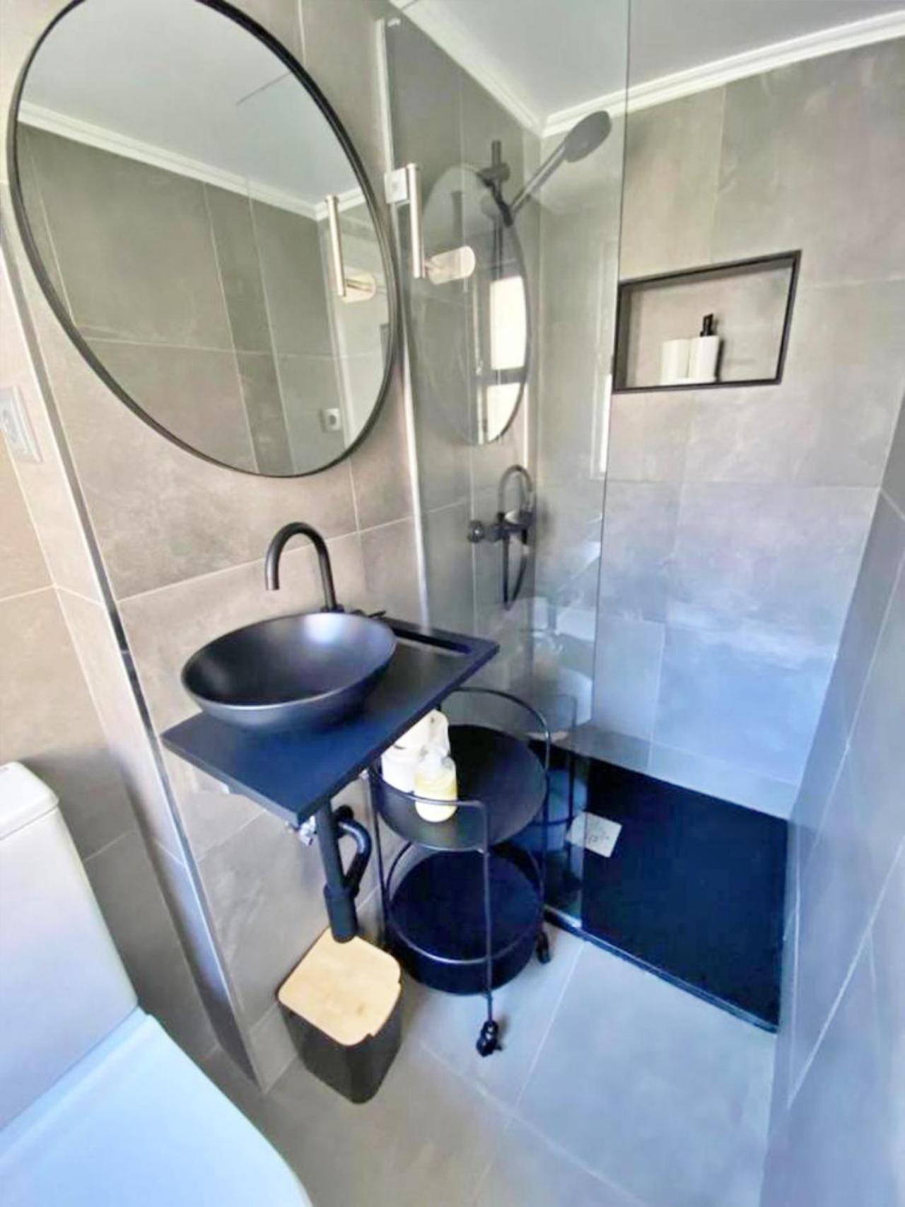 Vintage 2 BD Central Apartment by Hostlovers view 4