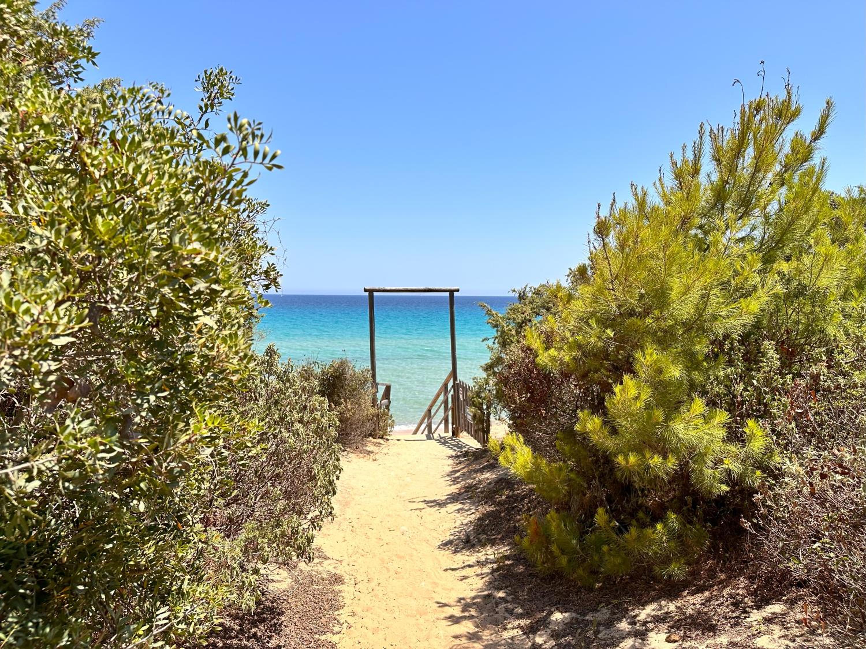 Blue shutters by the beach, Access to private beach