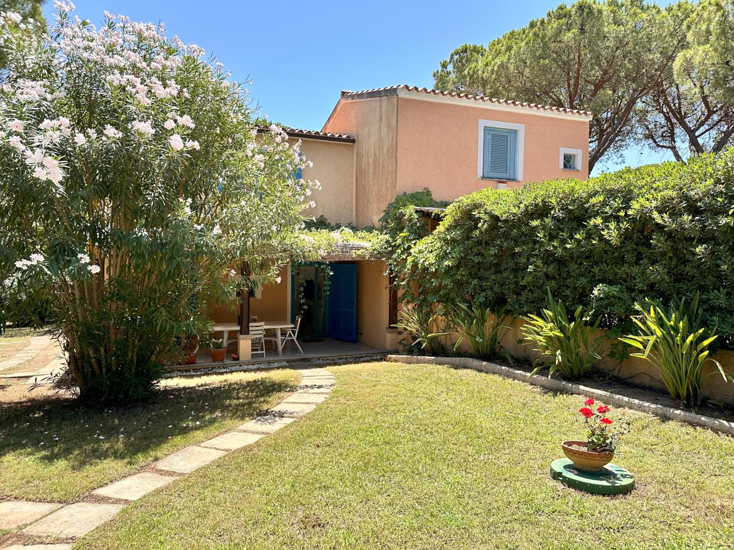 Blue shutters by the beach, Access to private beach