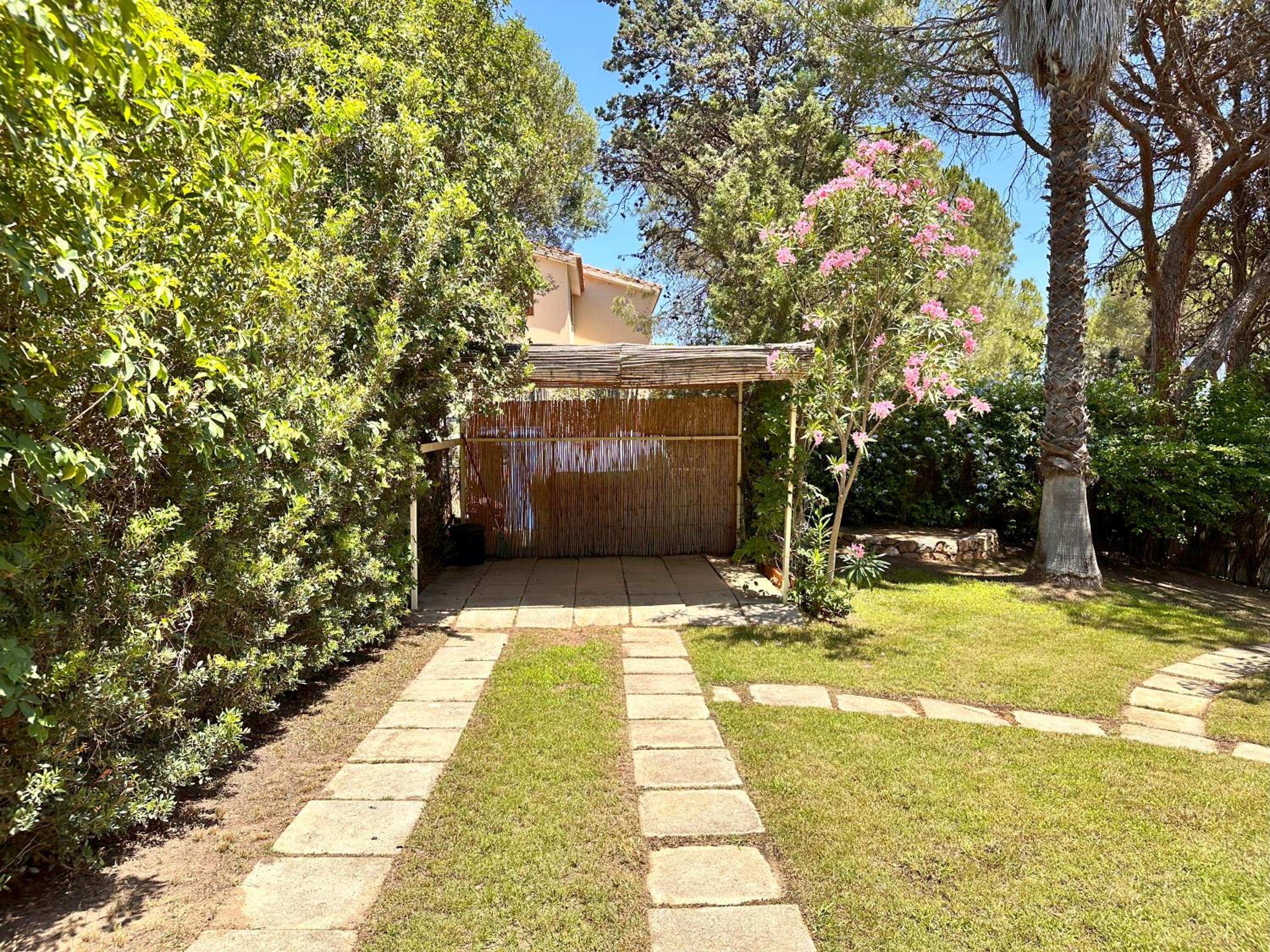 Blue shutters by the beach, Access to private beach