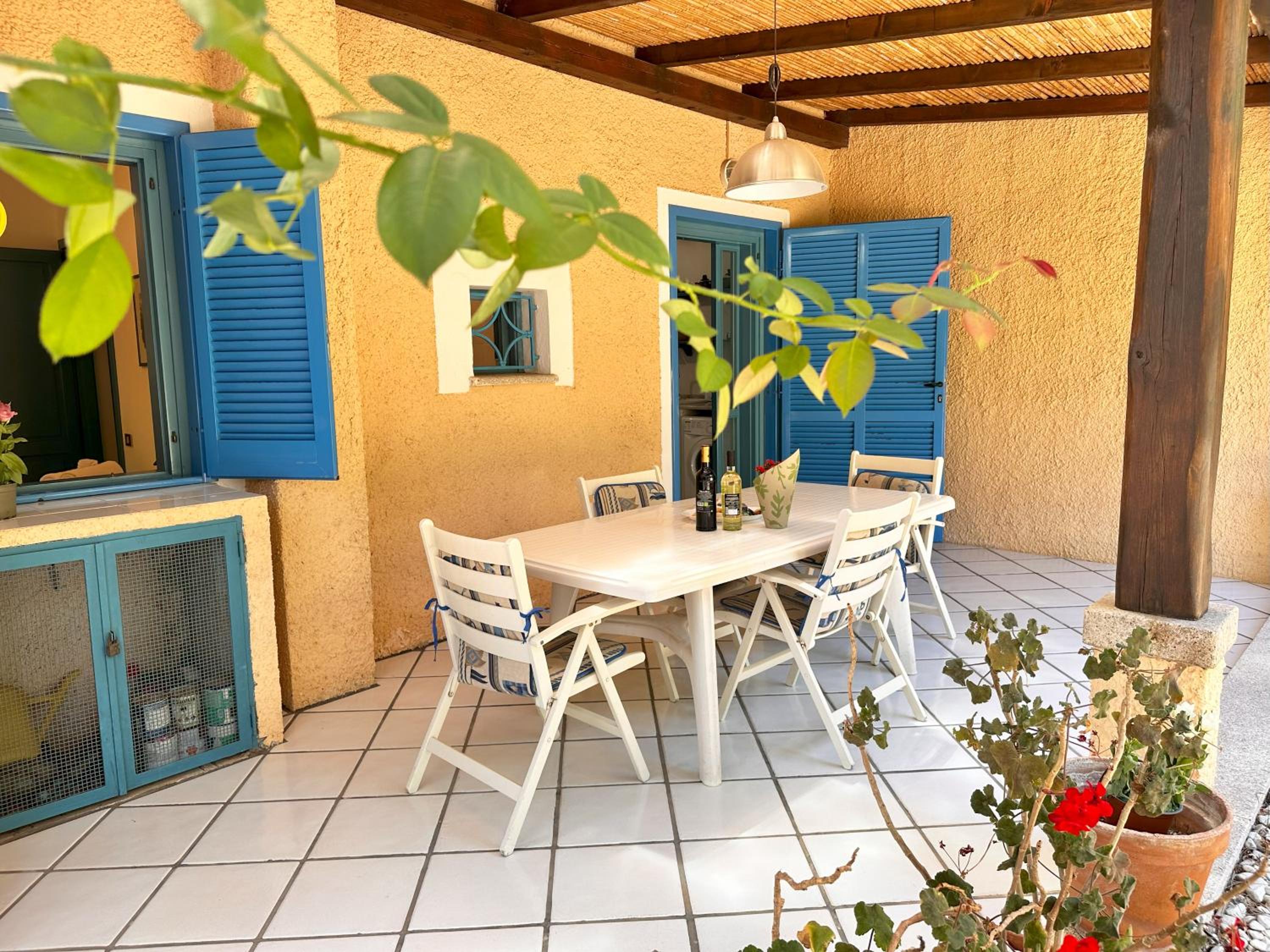 Blue shutters by the beach, Access to private beach
