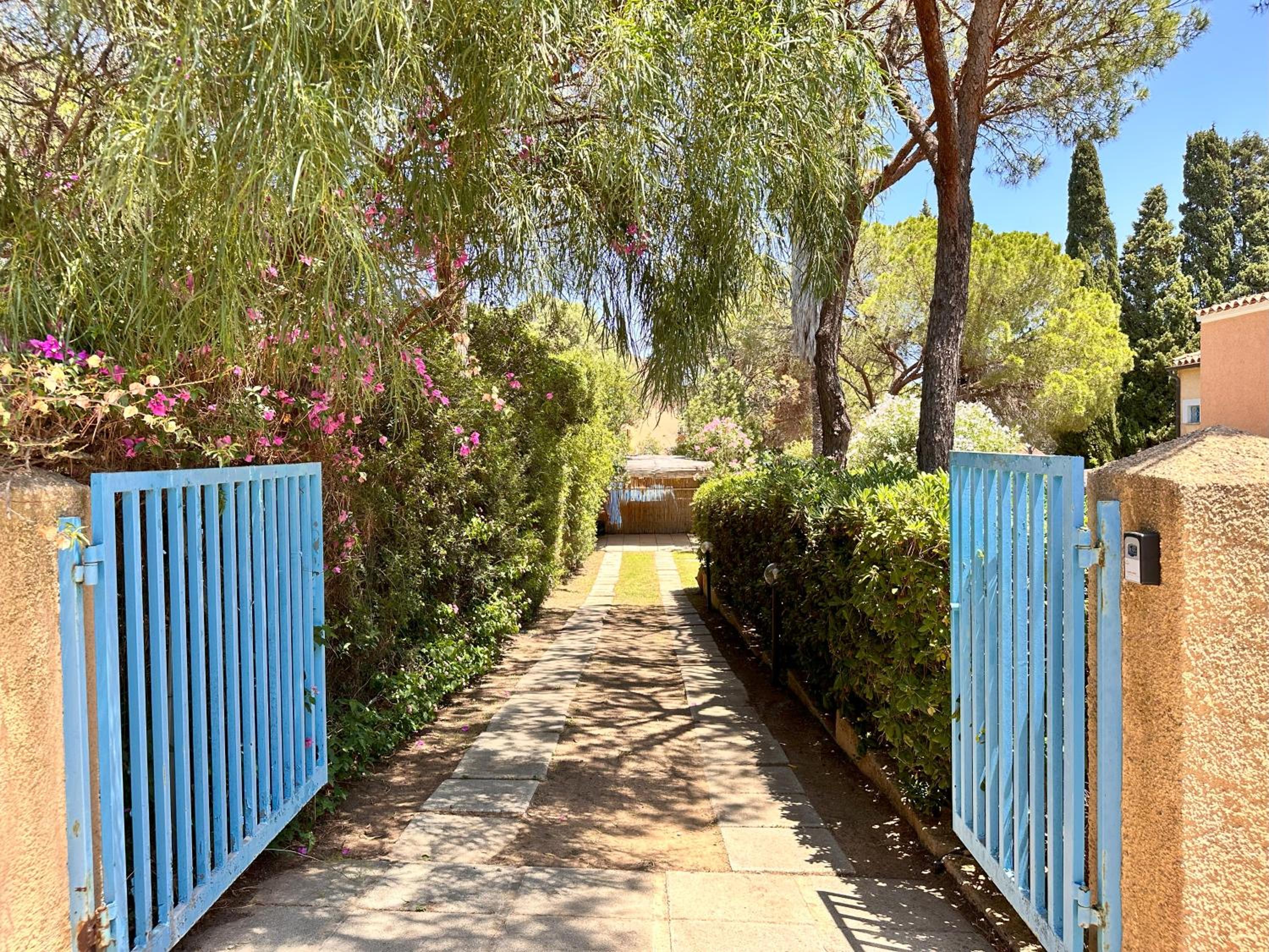 Blue shutters by the beach, Access to private beach