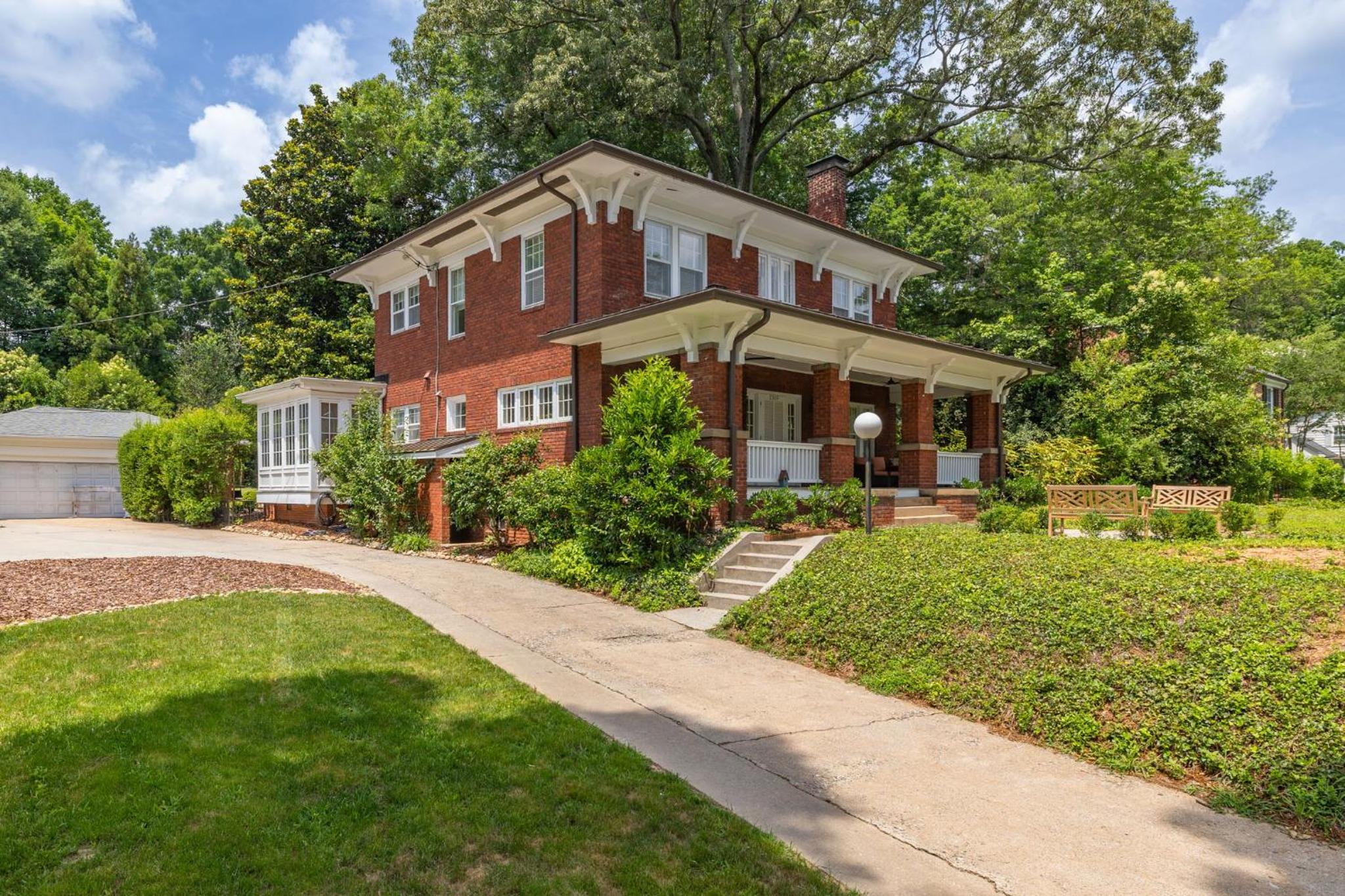 Luxury Large Home - Family Home - Big Fenced Yard