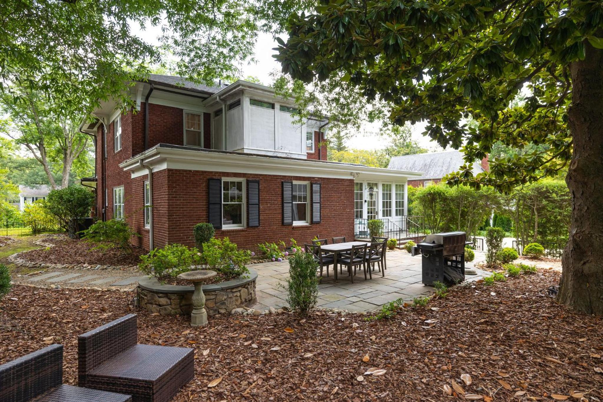 Luxury Large Home - Family Home - Big Fenced Yard