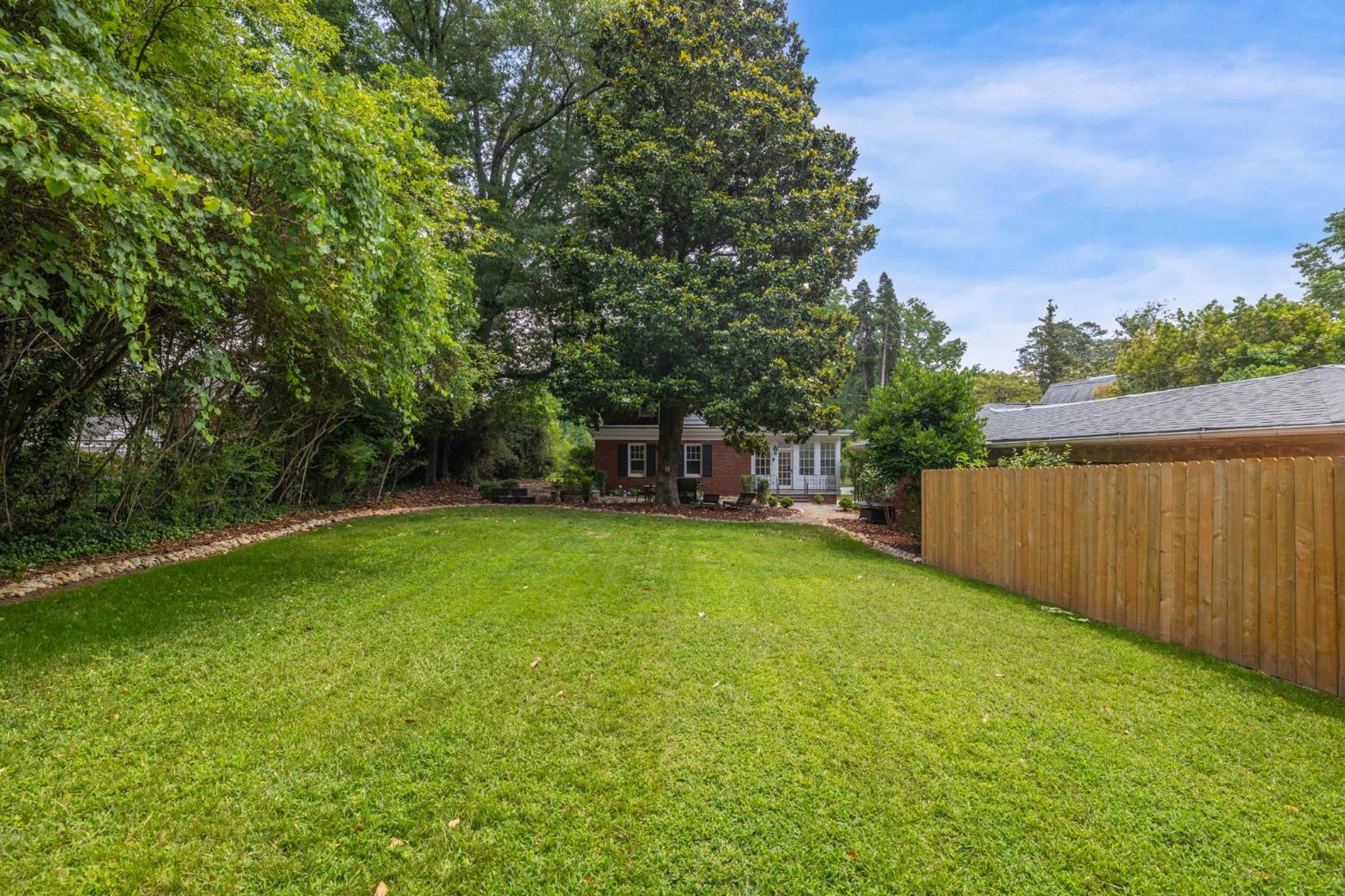 Luxury Large Home - Family Home - Big Fenced Yard