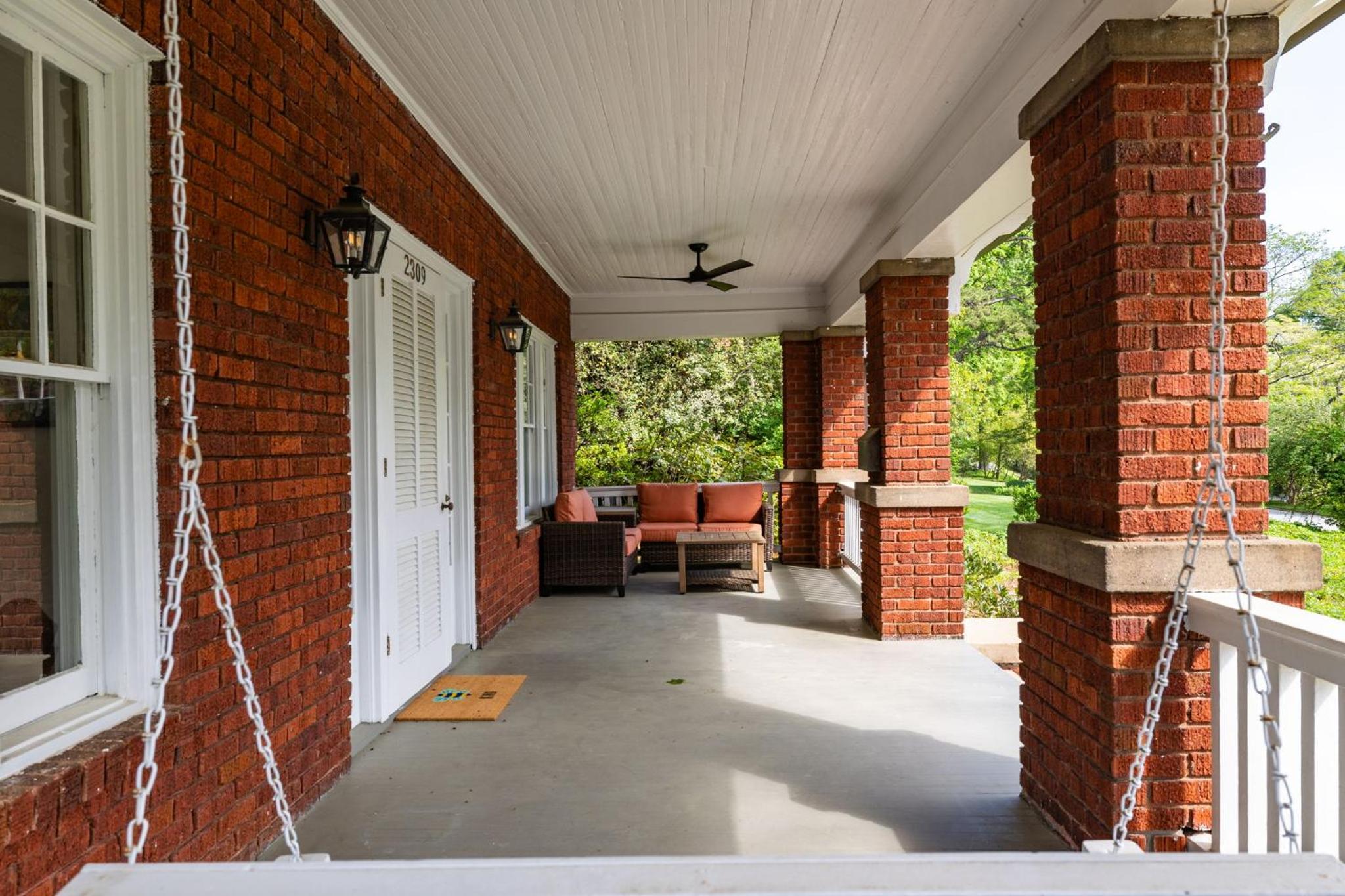 Luxury Large Home - Family Home - Big Fenced Yard