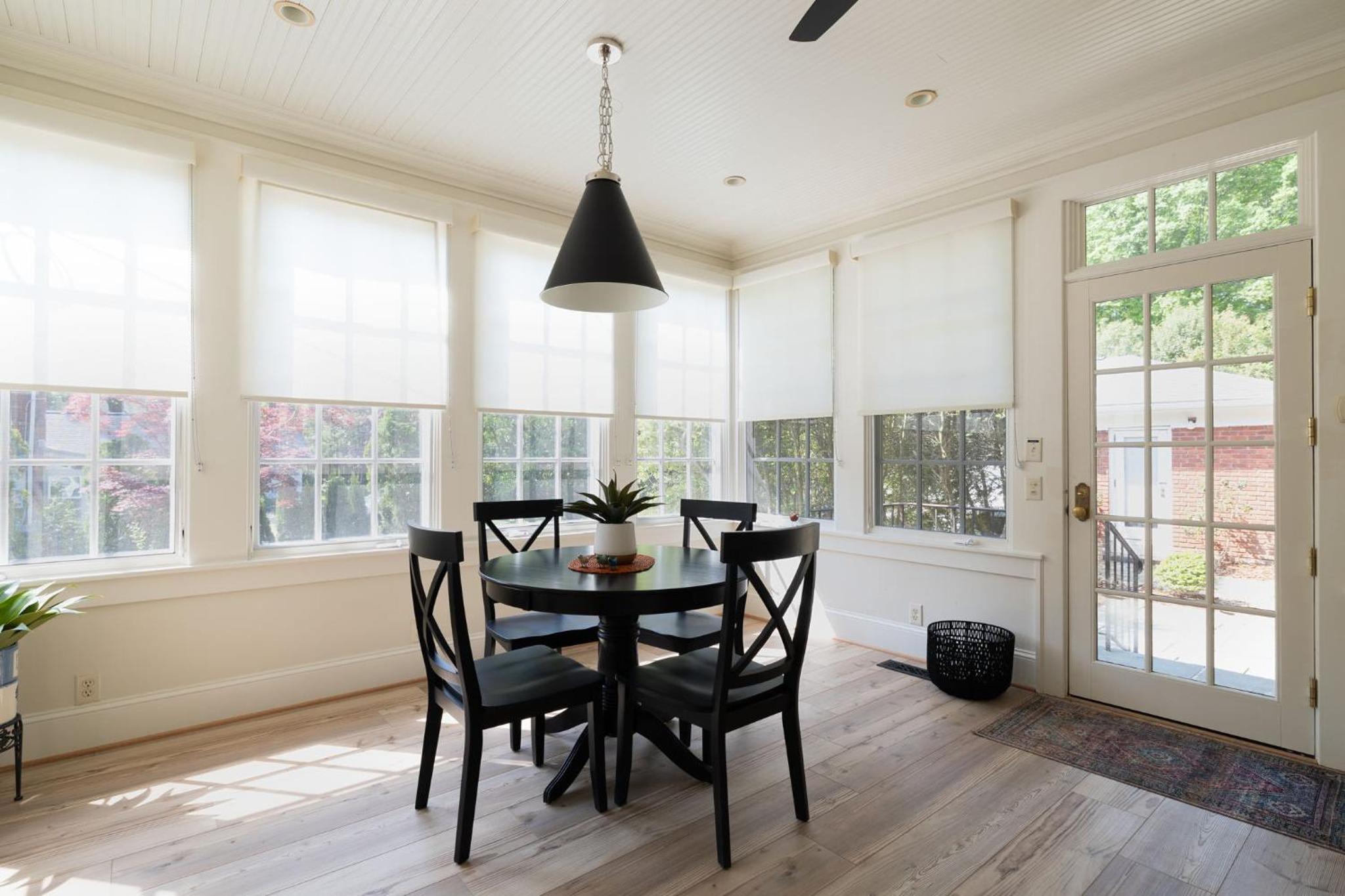 Luxury Large Home - Family Home - Big Fenced Yard