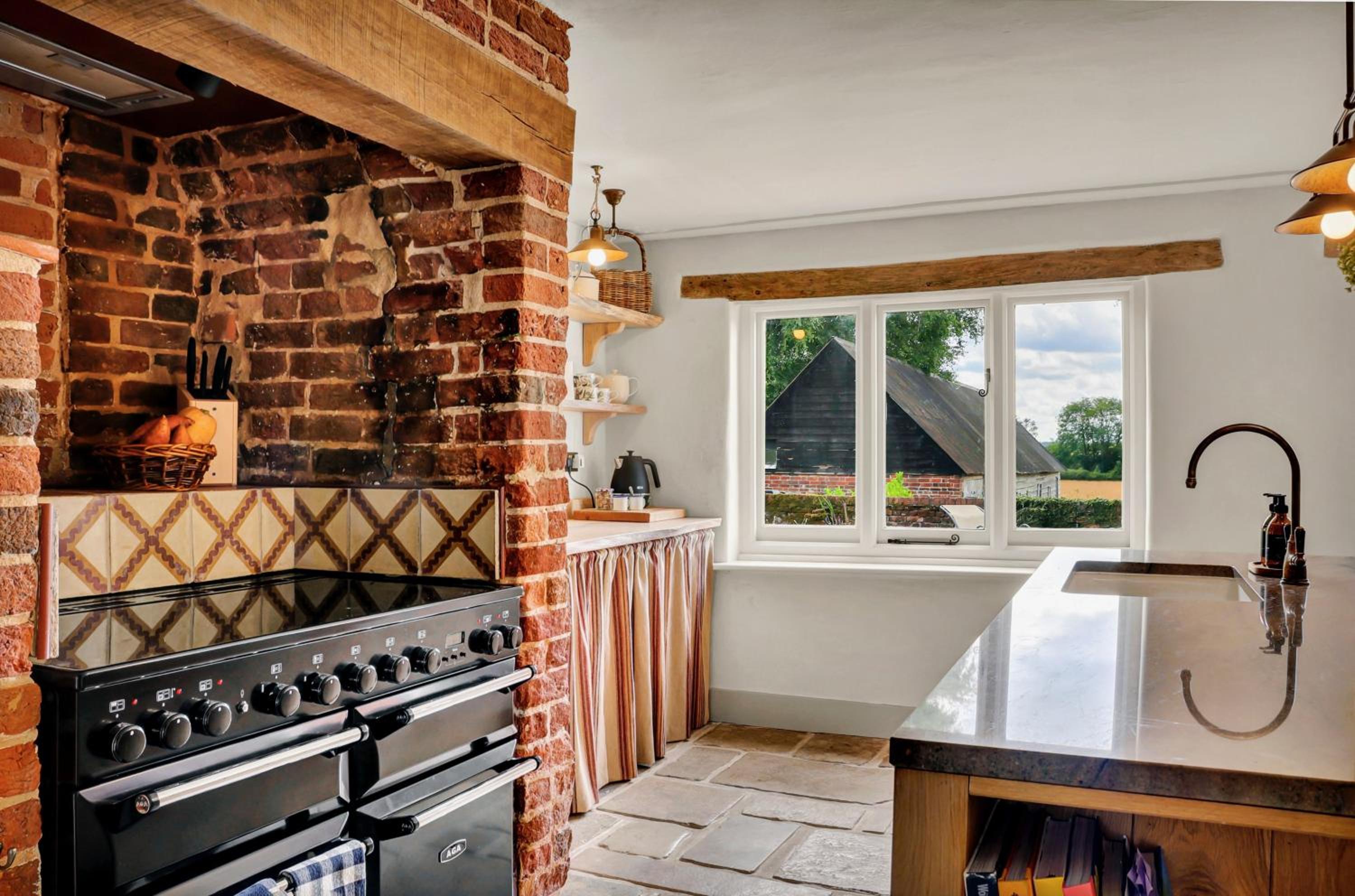 Gorgeous English Farmhouse Holiday Cottage for 9 and a half view 4