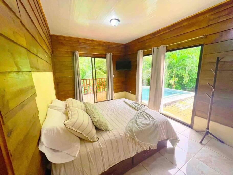 Heated Pool & Garden Cabin near La Fortuna