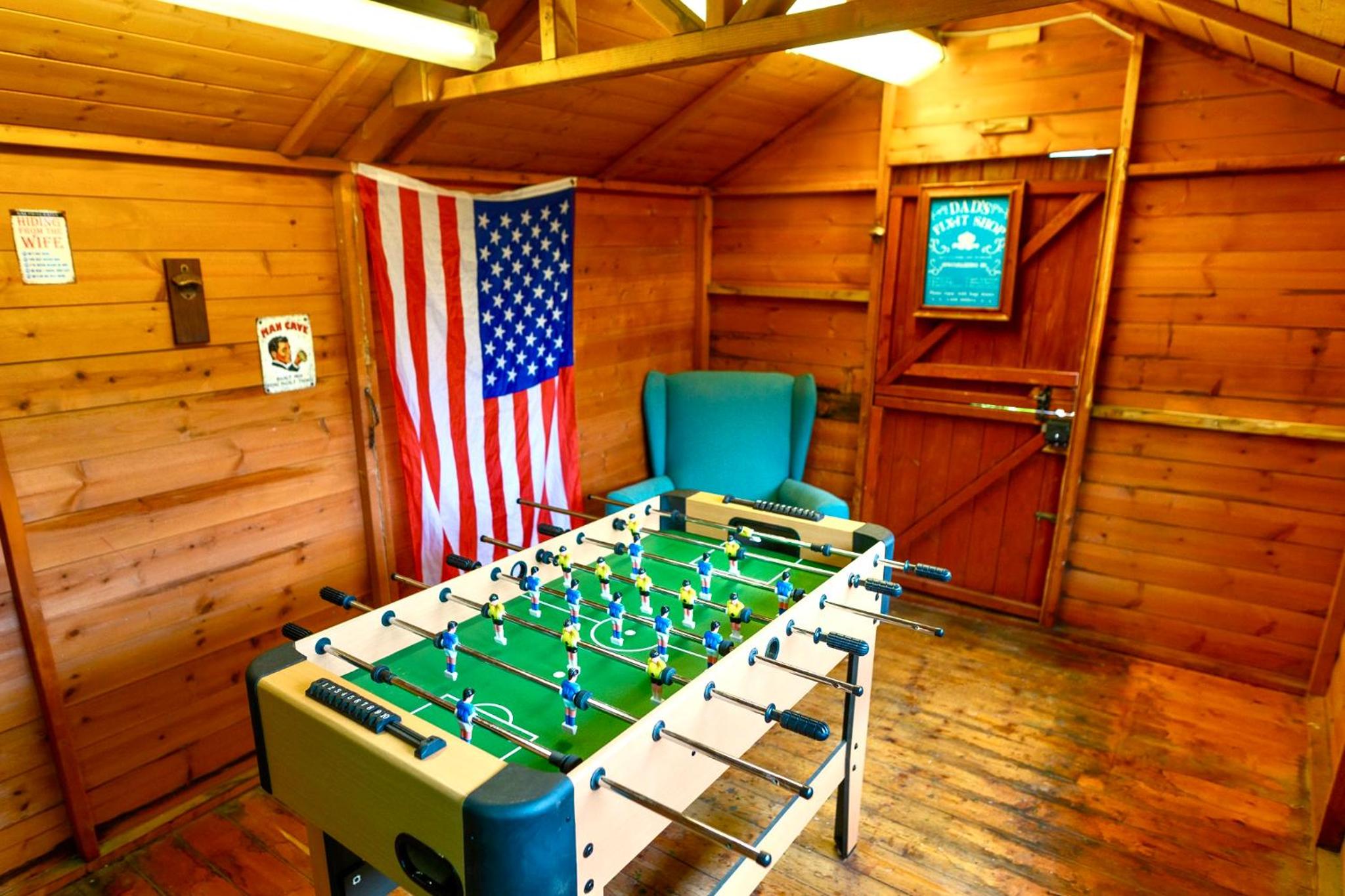 A Luxurious Home with Hot Tub and Man Cave! 9ppl
