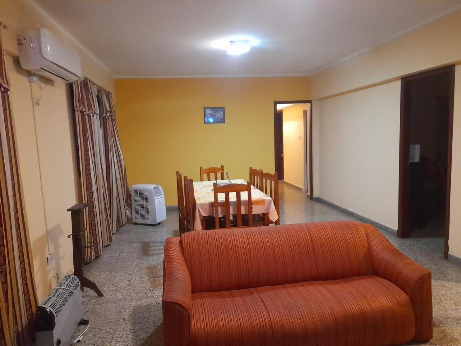 Edificio con 2 semipisos - Capacidad máxima 16 personas
