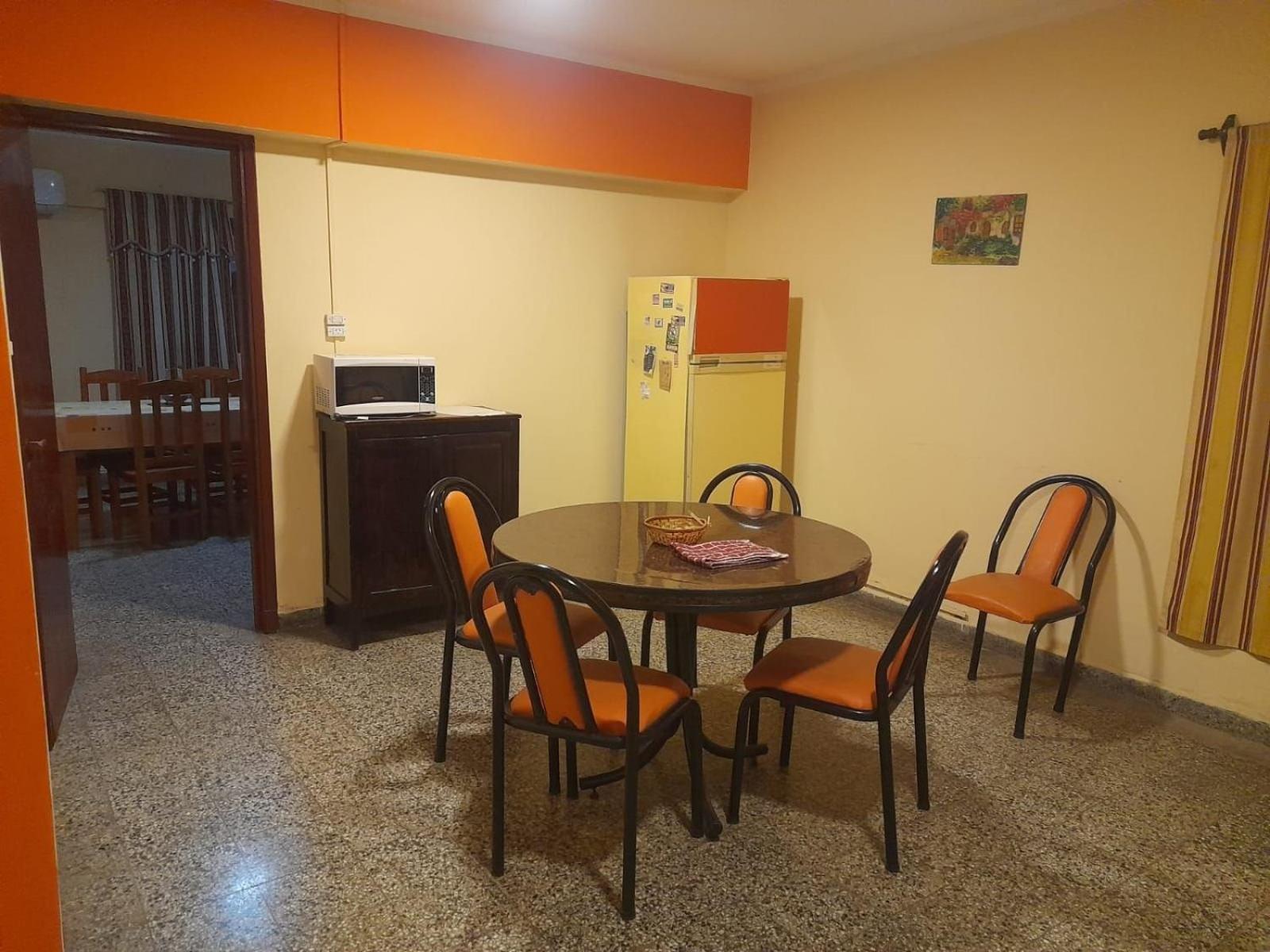 Edificio con 2 semipisos - Capacidad máxima 16 personas