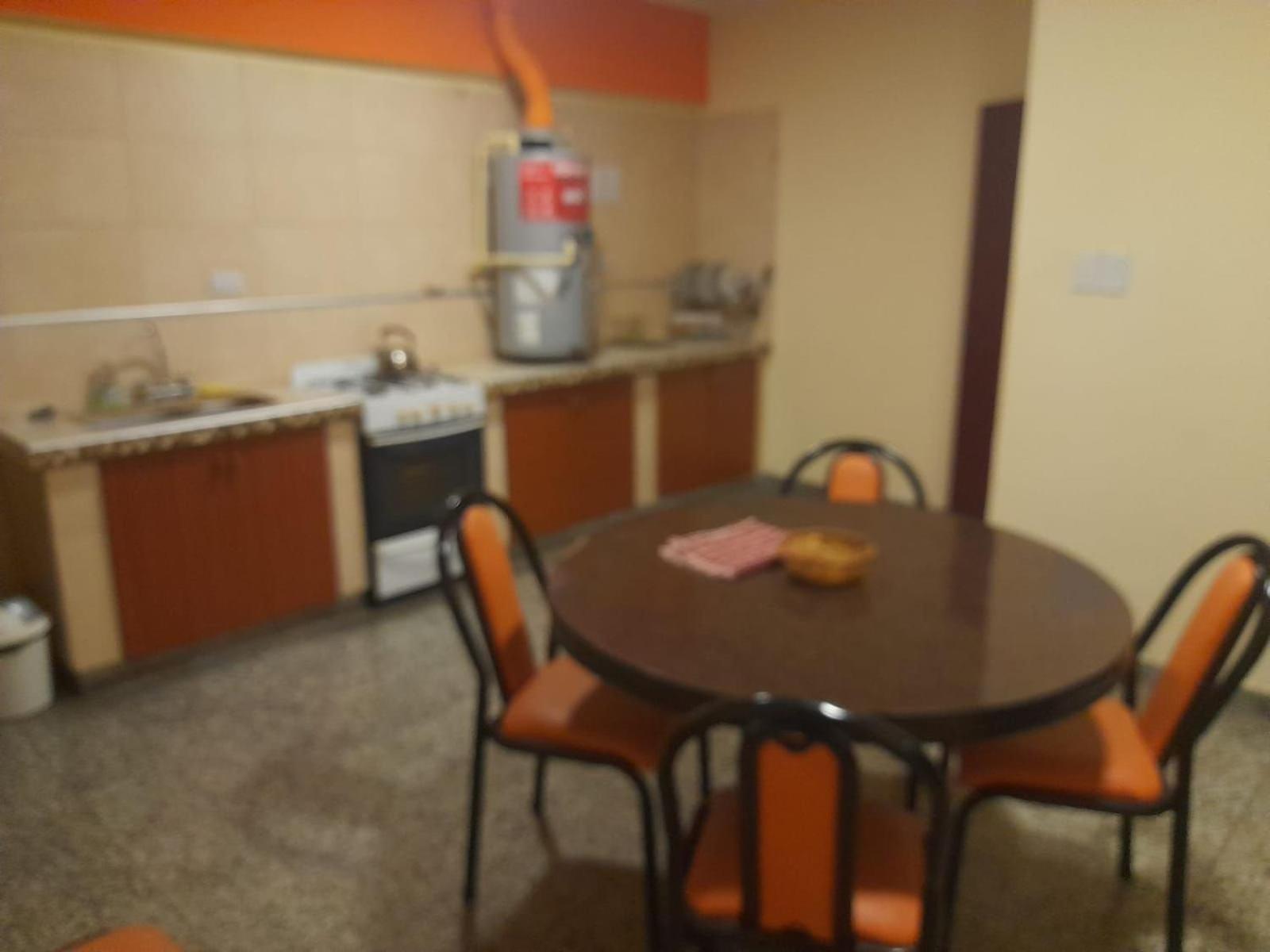 Edificio con 2 semipisos - Capacidad máxima 16 personas