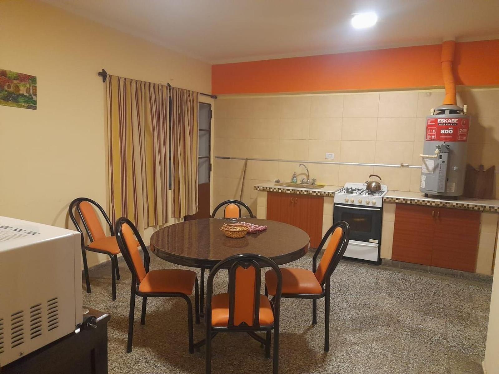 Edificio con 2 semipisos - Capacidad máxima 16 personas