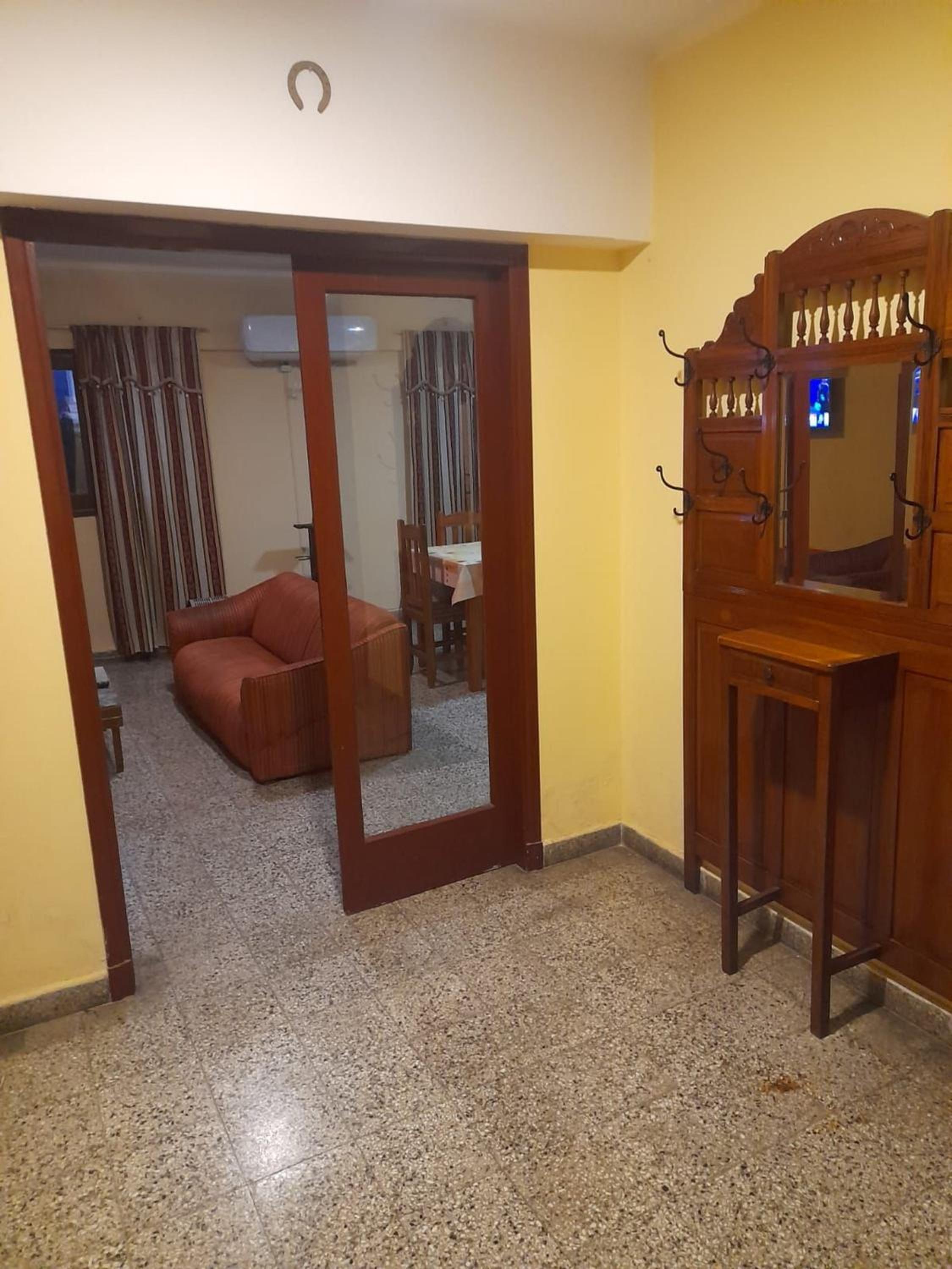 Edificio con 2 semipisos - Capacidad máxima 16 personas