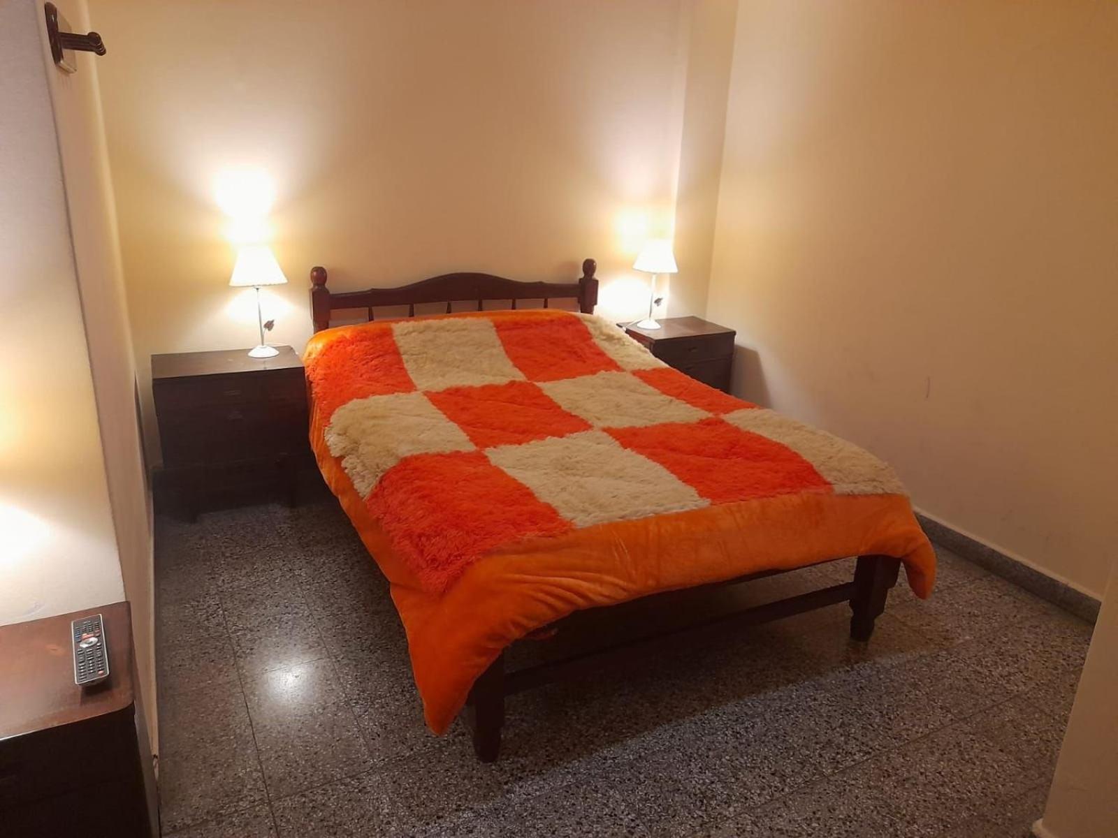 Edificio con 2 semipisos - Capacidad máxima 16 personas