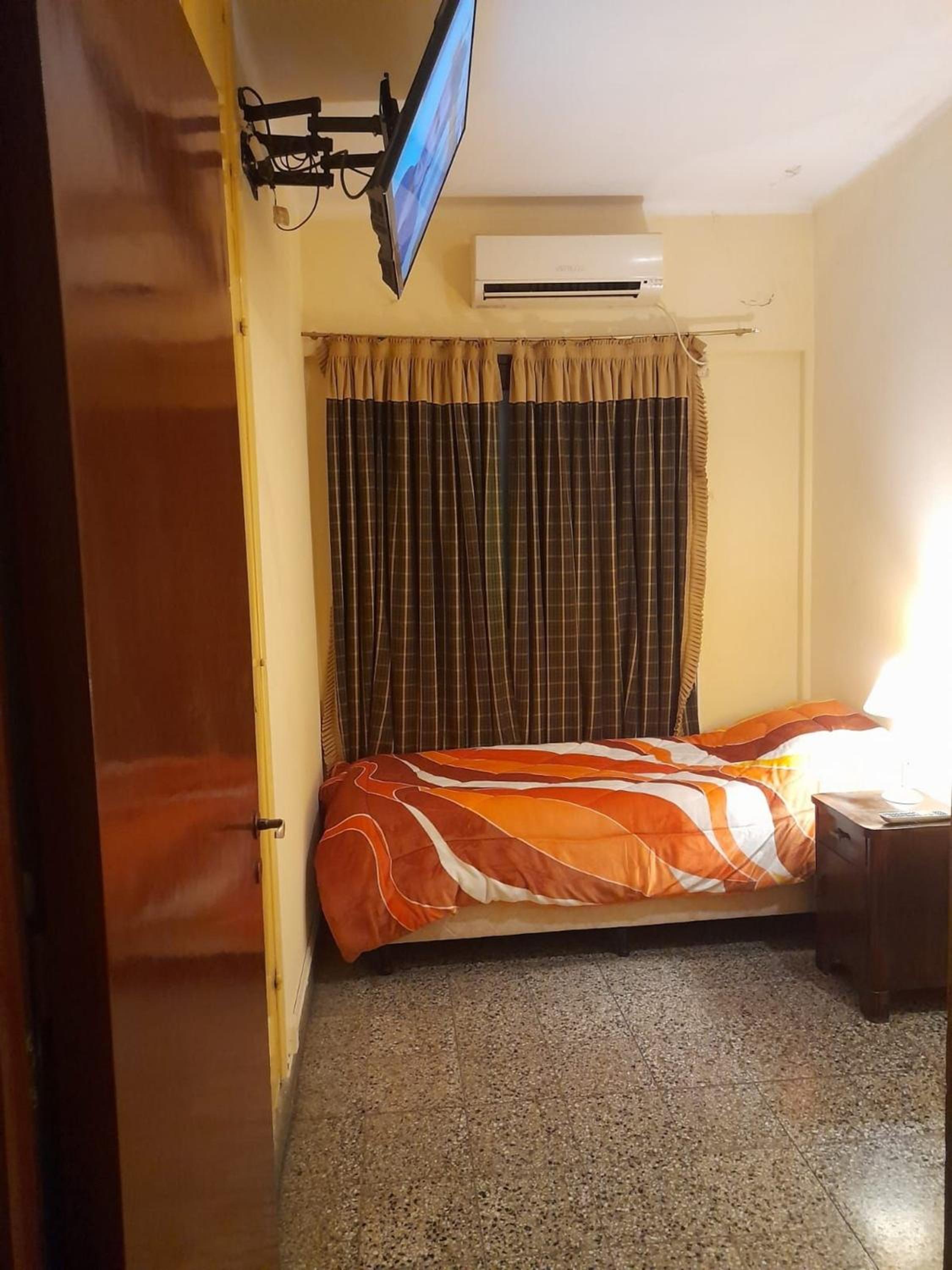 Edificio con 2 semipisos - Capacidad máxima 16 personas