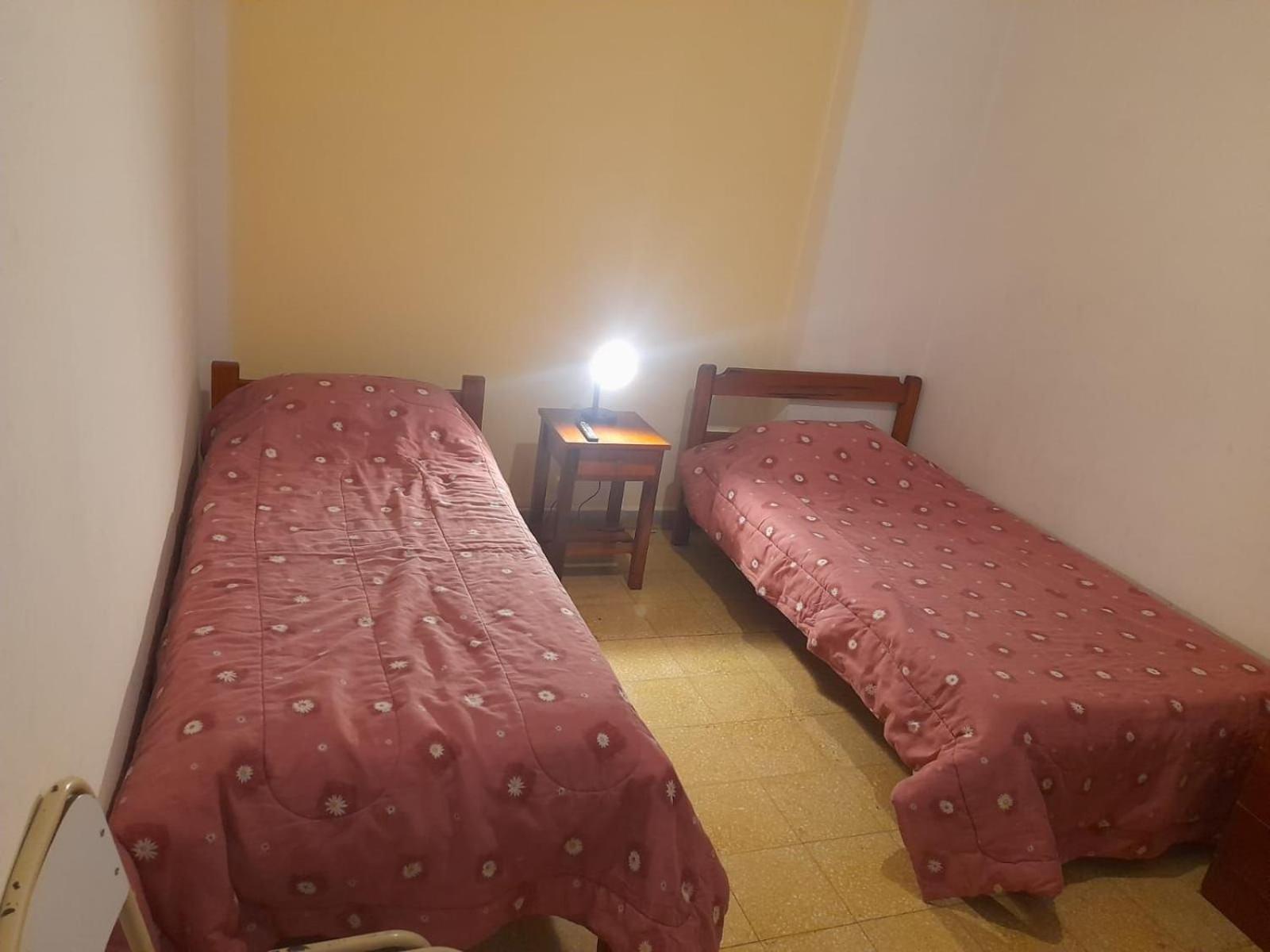 Edificio con 2 semipisos - Capacidad máxima 16 personas