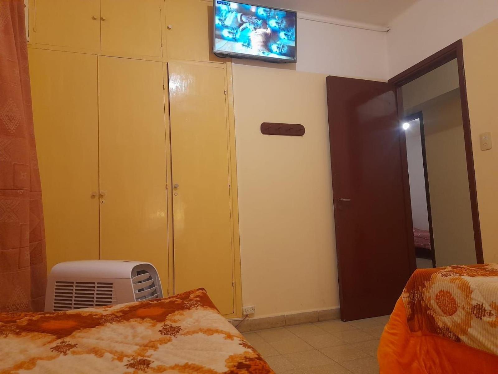 Edificio con 2 semipisos - Capacidad máxima 16 personas