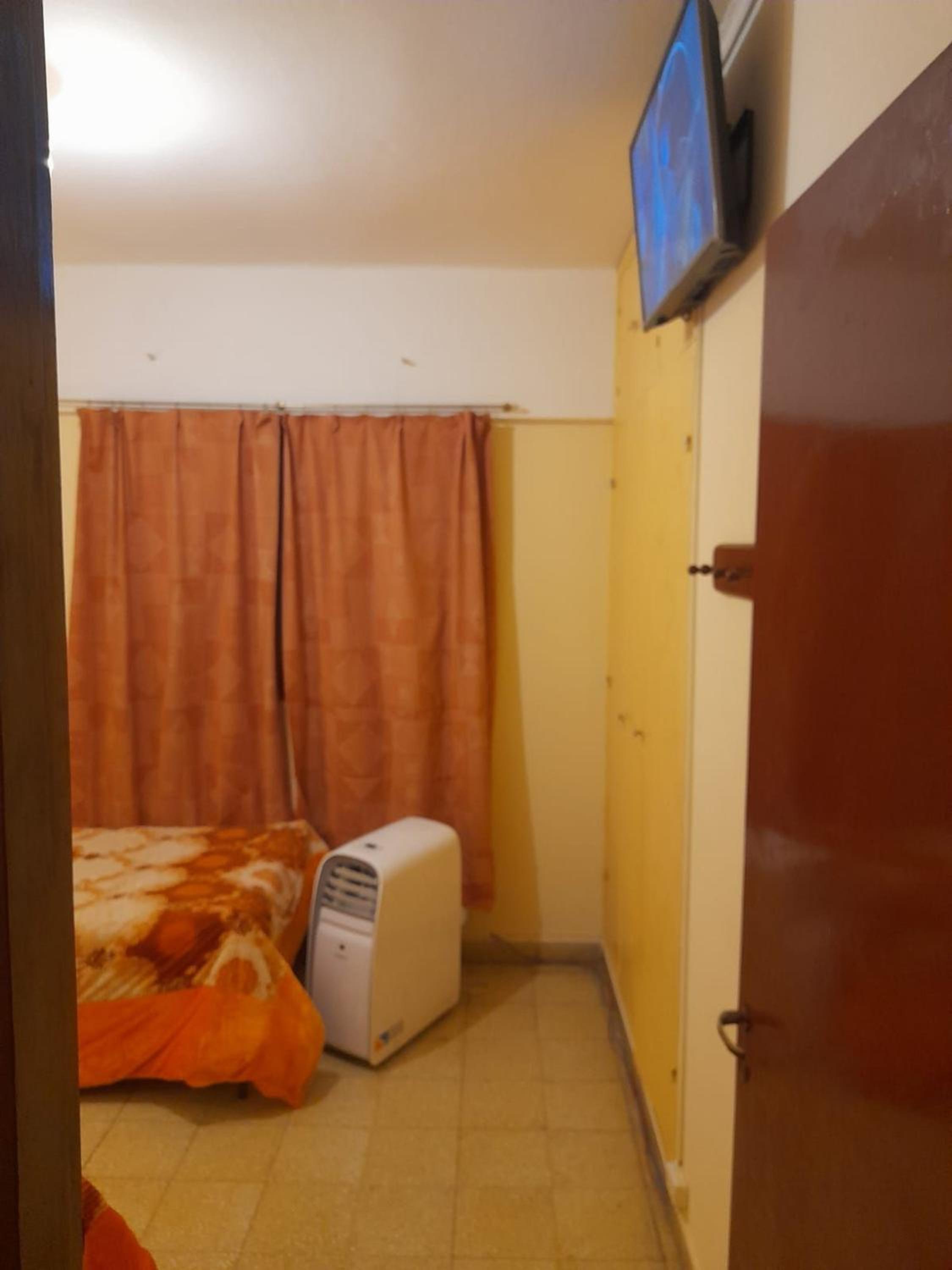 Edificio con 2 semipisos - Capacidad máxima 16 personas