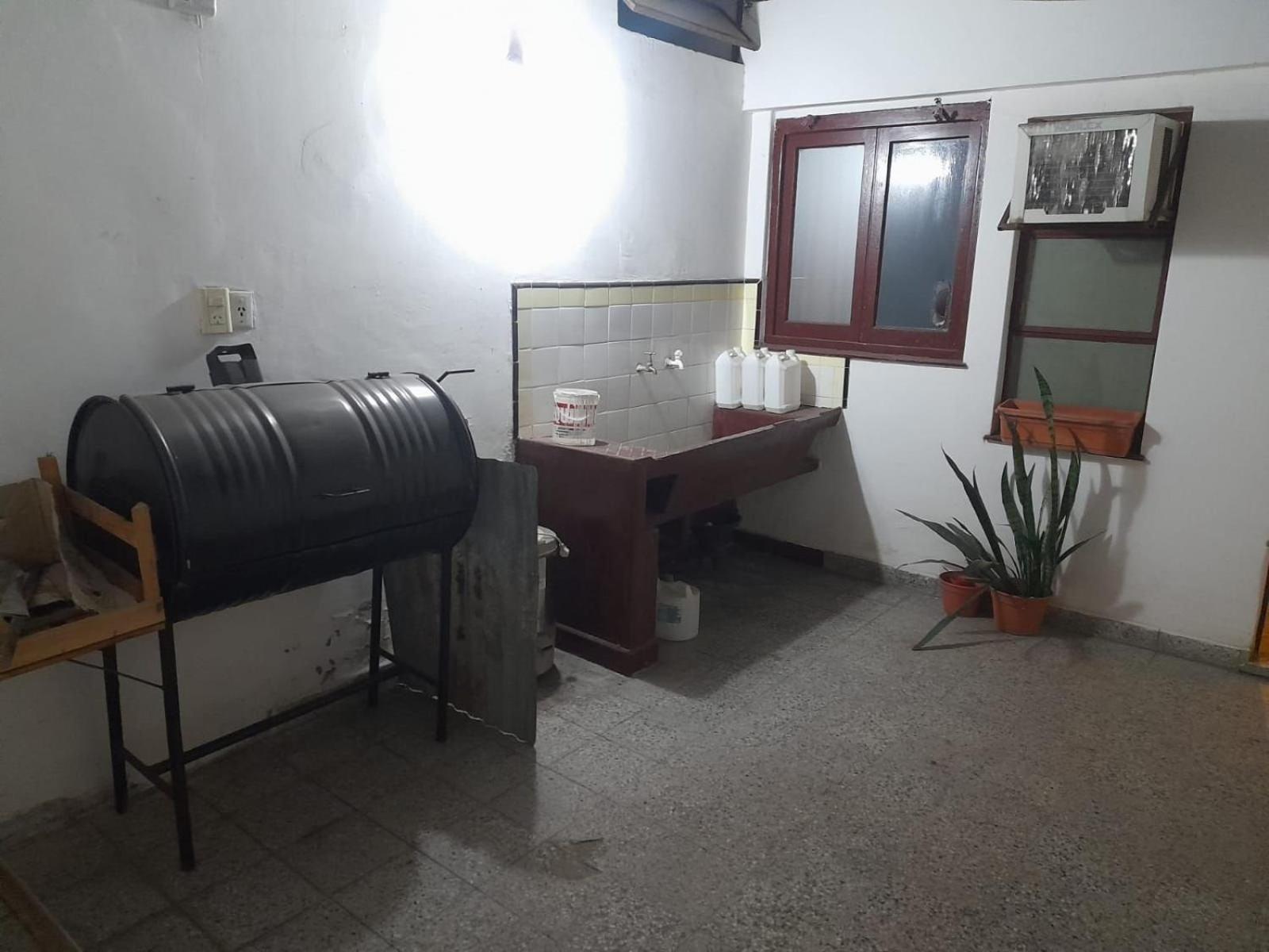 Edificio con 2 semipisos - Capacidad máxima 16 personas