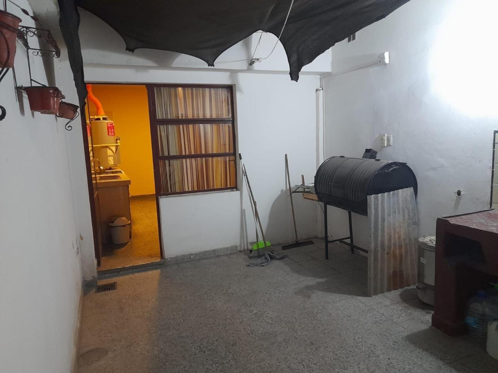 Edificio con 2 semipisos - Capacidad máxima 16 personas