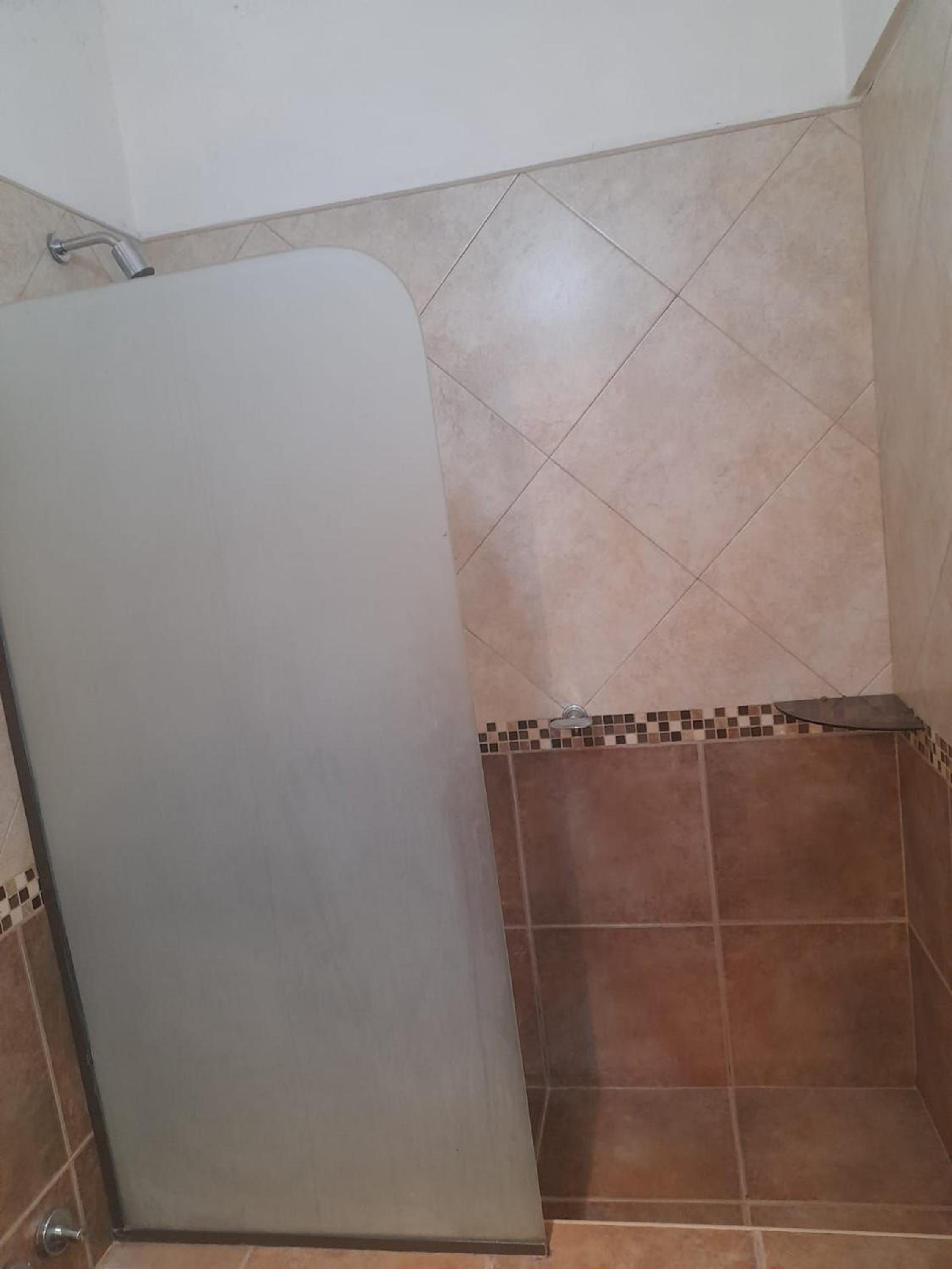 Edificio con 2 semipisos - Capacidad máxima 16 personas