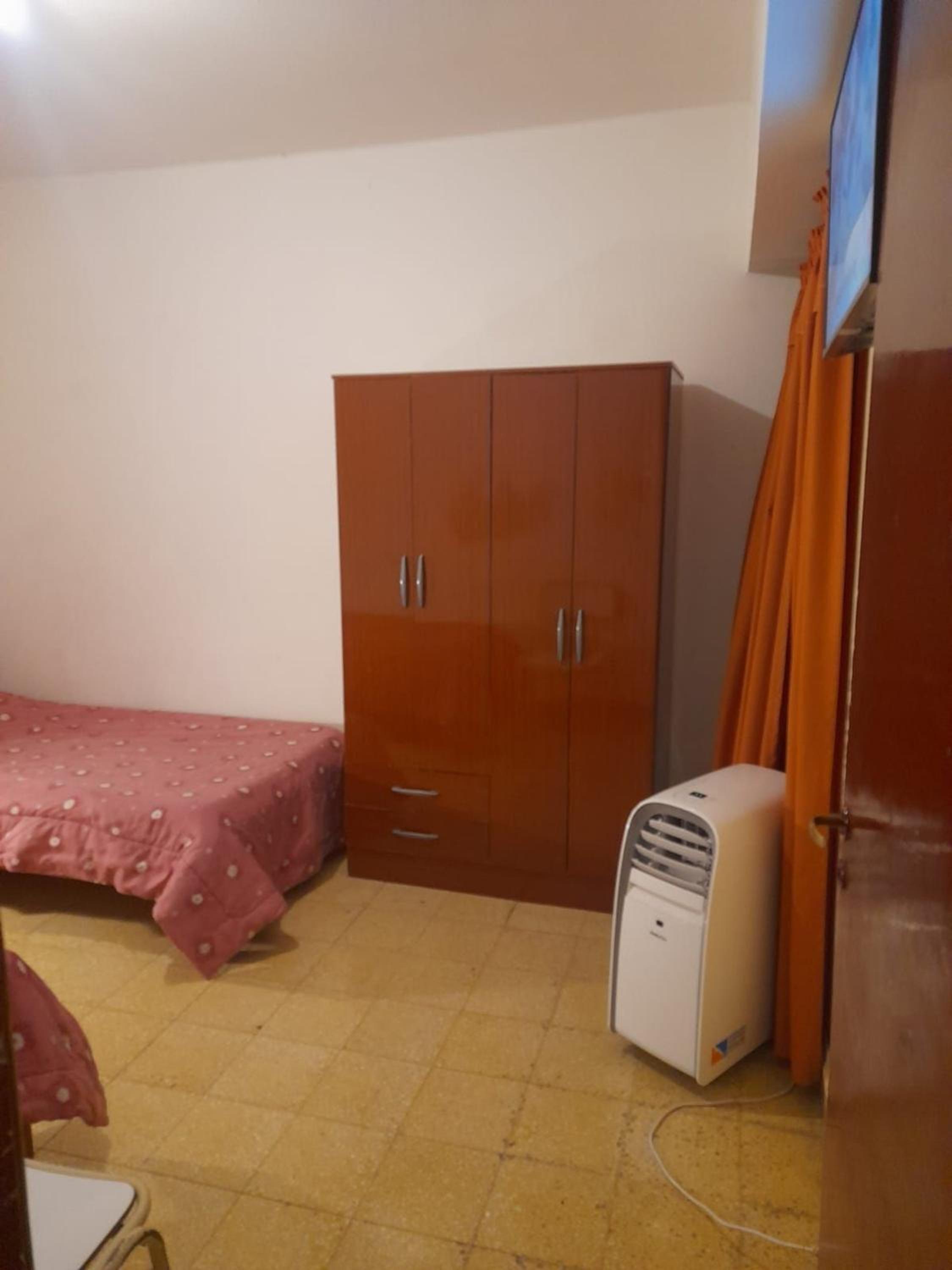 Edificio con 2 semipisos - Capacidad máxima 16 personas