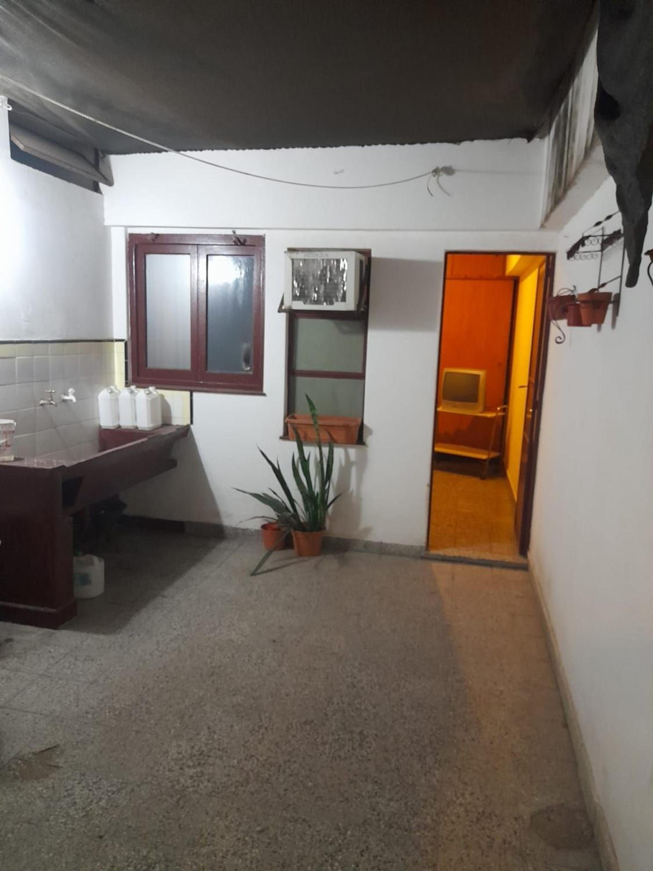 Edificio con 2 semipisos - Capacidad máxima 16 personas
