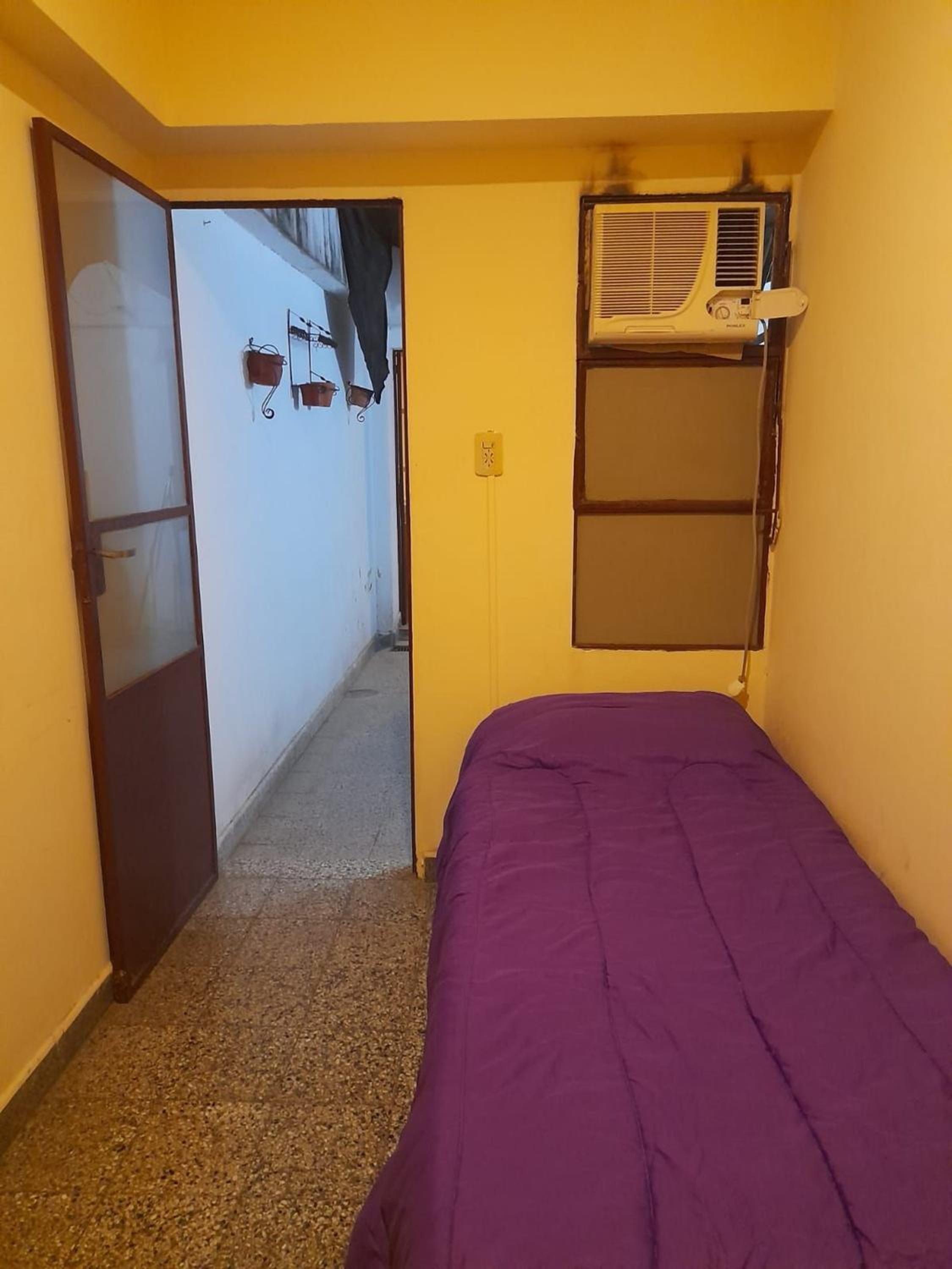 Edificio con 2 semipisos - Capacidad máxima 16 personas