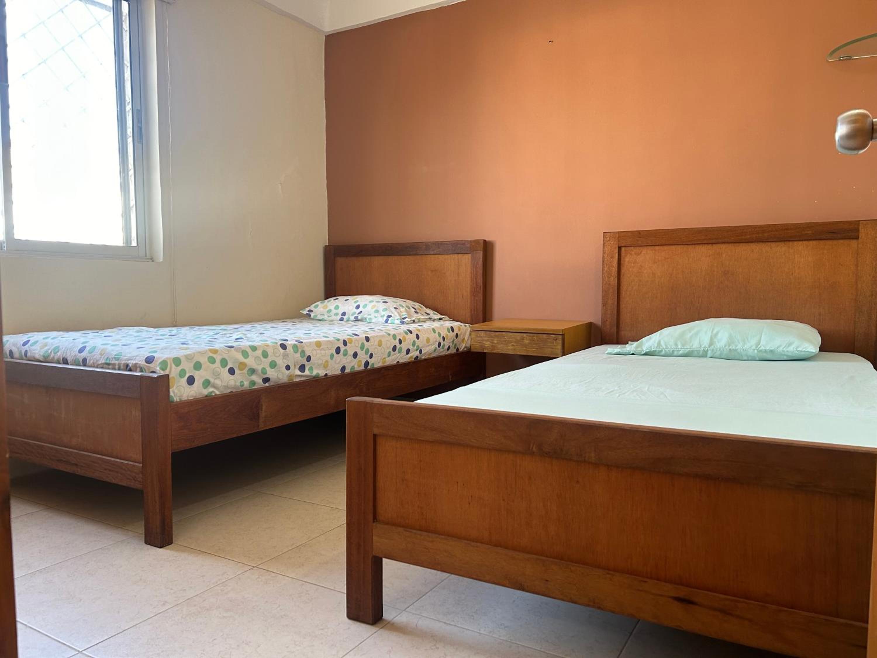 Near Airport Twin Palms Room with Shared Bath