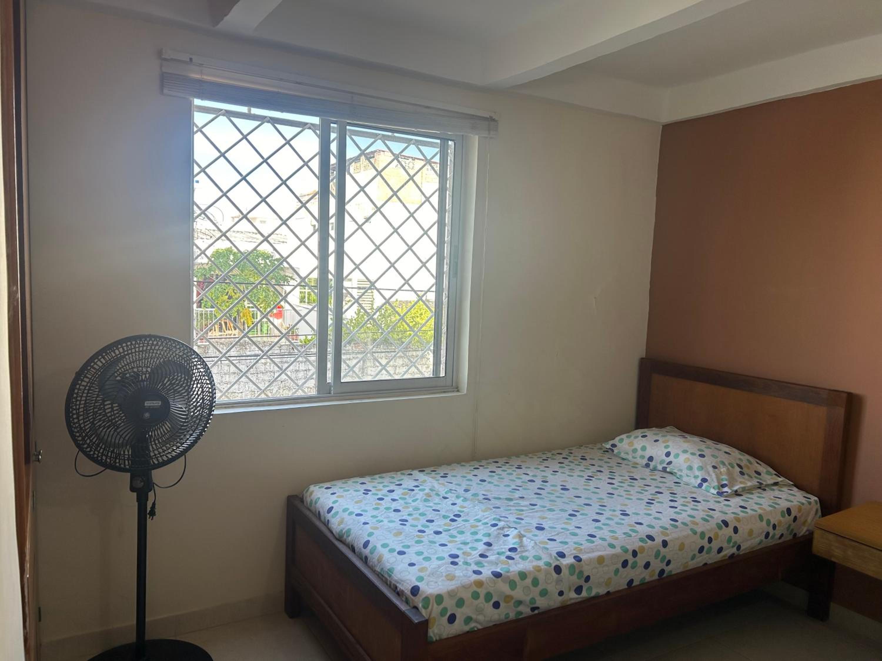 Near Airport Twin Palms Room with Shared Bath