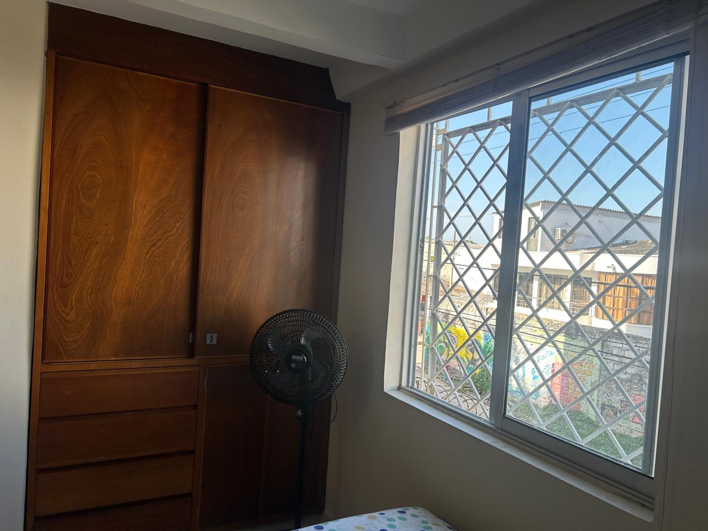 Near Airport Twin Palms Room with Shared Bath
