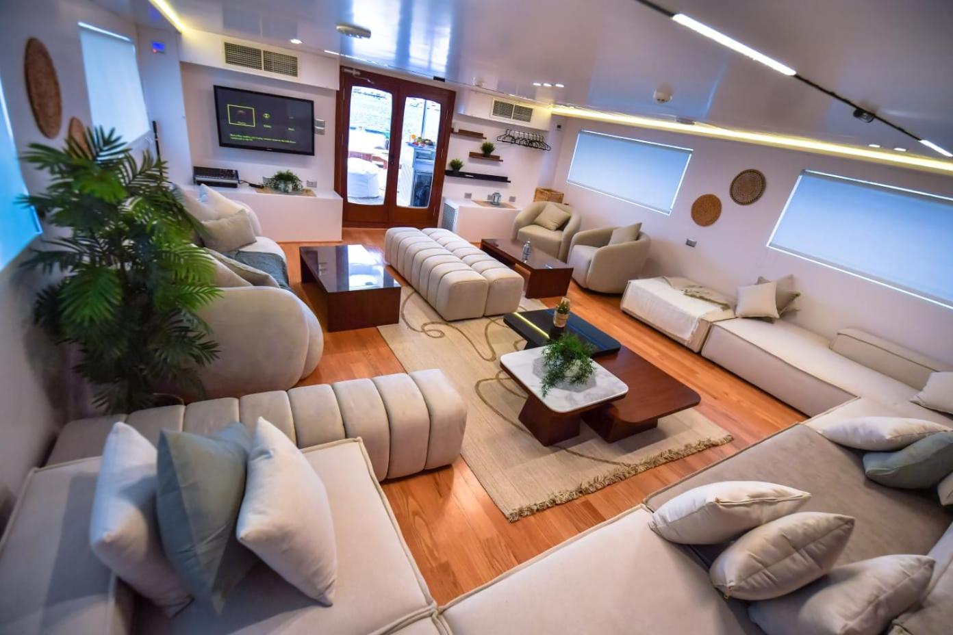 Deluxe yacht samara
