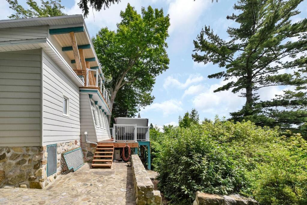 Cottage with water view and hot tub - Le pin blanc
