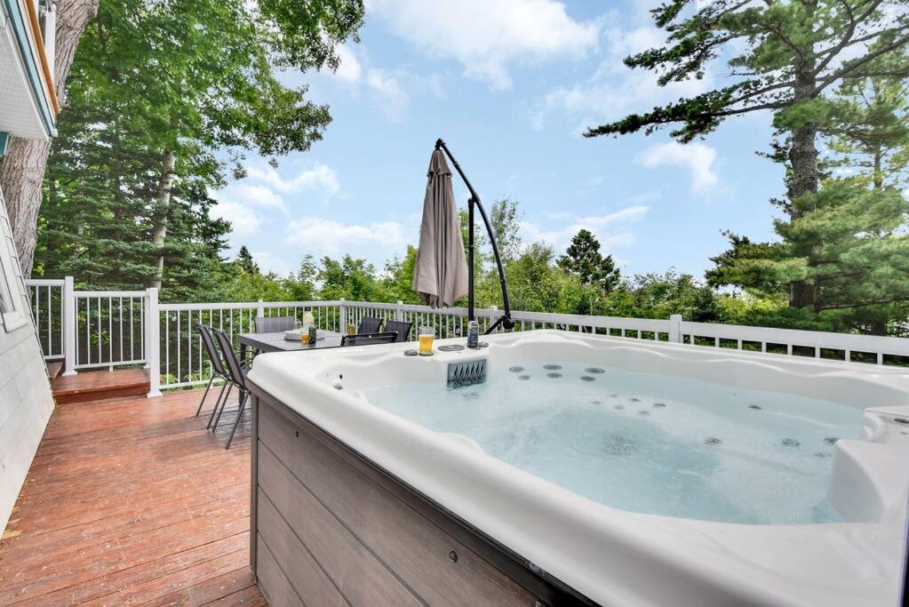 Cottage with water view and hot tub - Le pin blanc