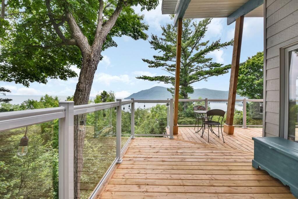 Cottage with water view and hot tub - Le pin blanc